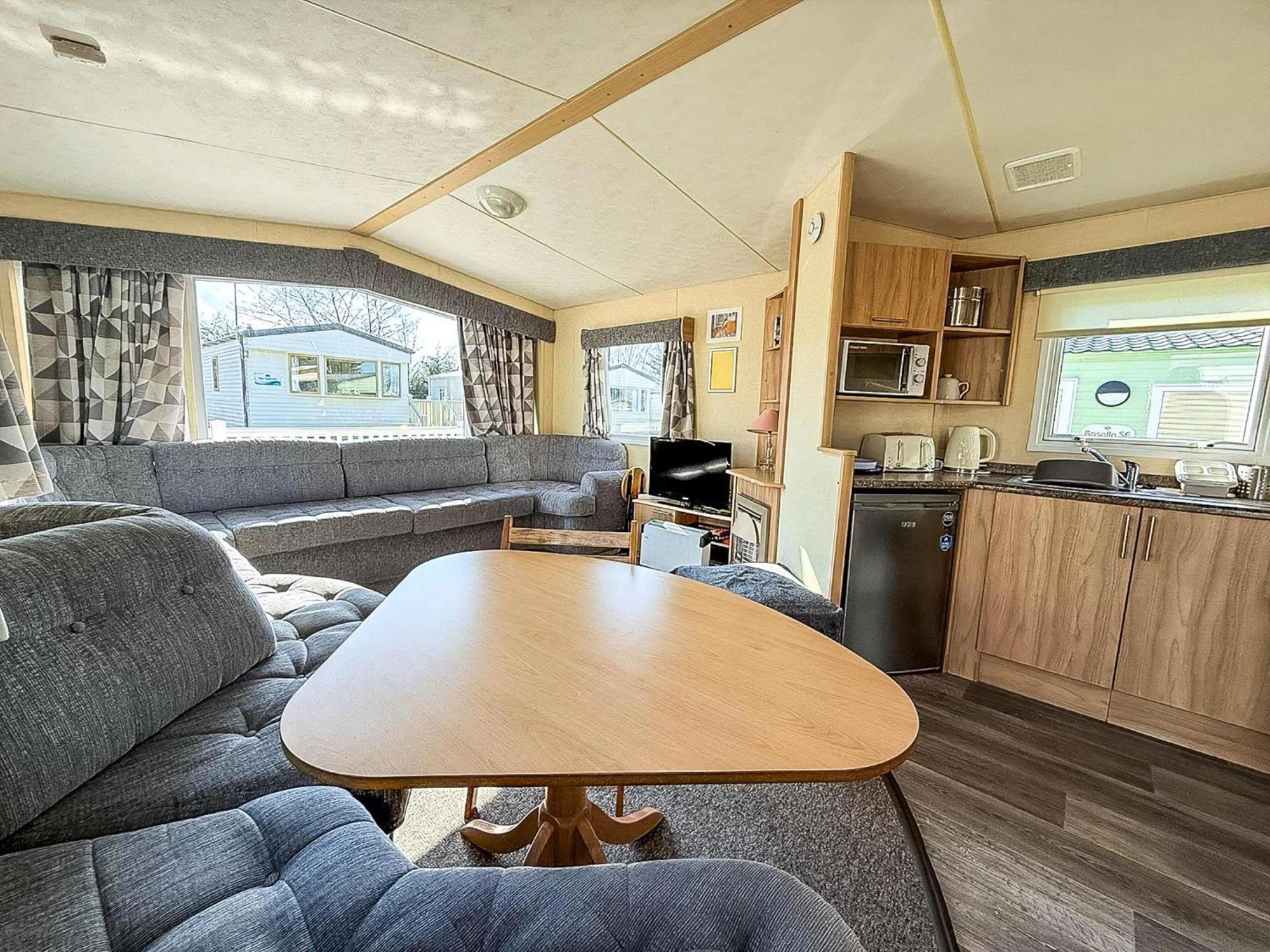 Homely 8 Berth Caravan At Manor Park, Near Ref 23004b Campsite Hunstanton