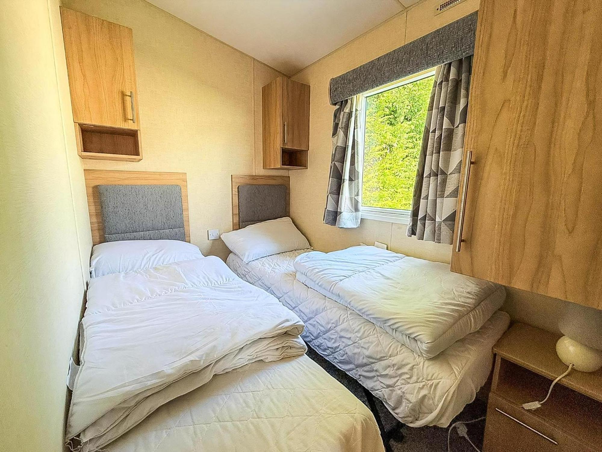 Homely 8 Berth Caravan At Manor Park, Near Ref 23004b *