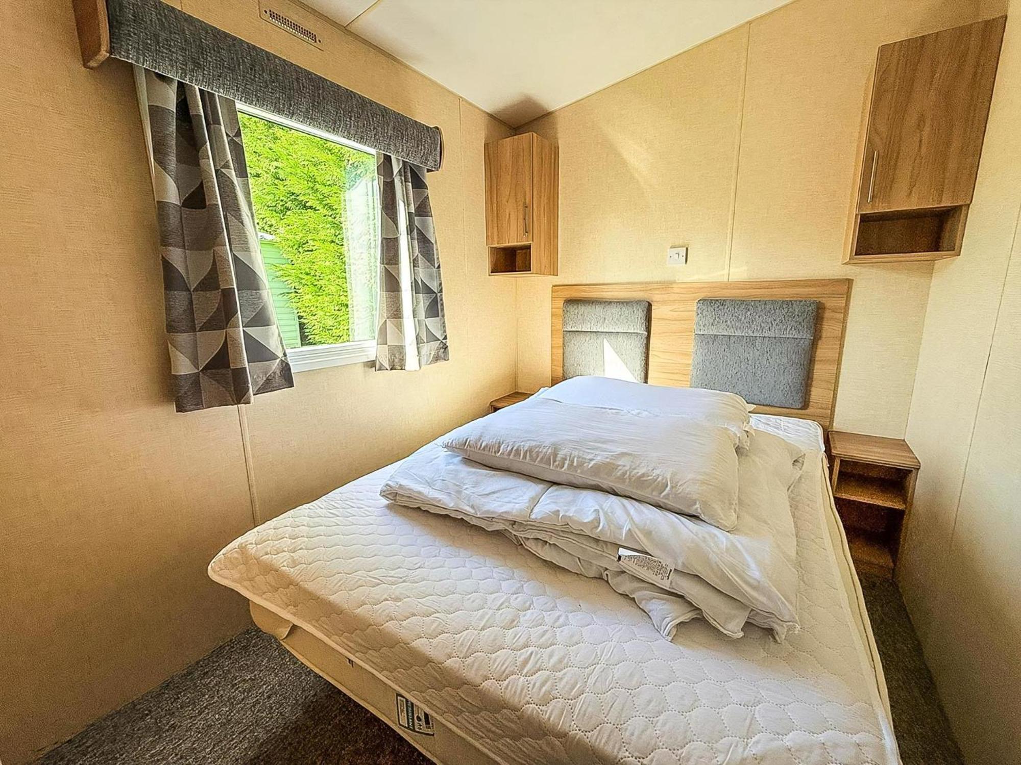 Homely 8 Berth Caravan At Manor Park, Near Ref 23004b * Hunstanton