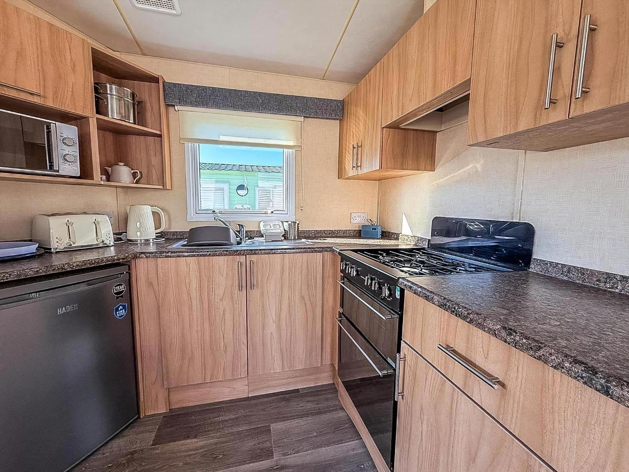 Homely 8 Berth Caravan At Manor Park, Near Ref 23004b * Hunstanton