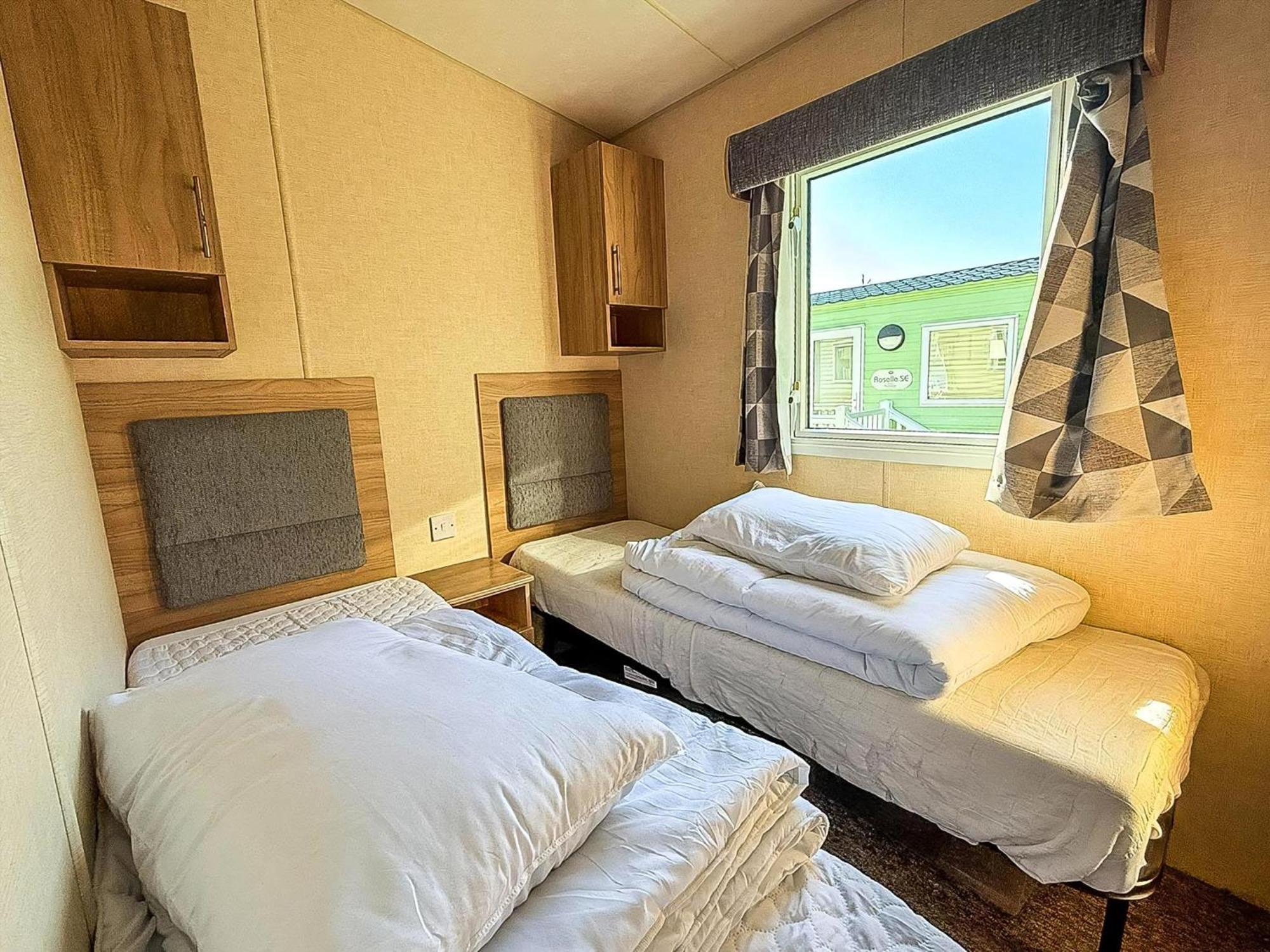 Homely 8 Berth Caravan At Manor Park, Near Ref 23004b
