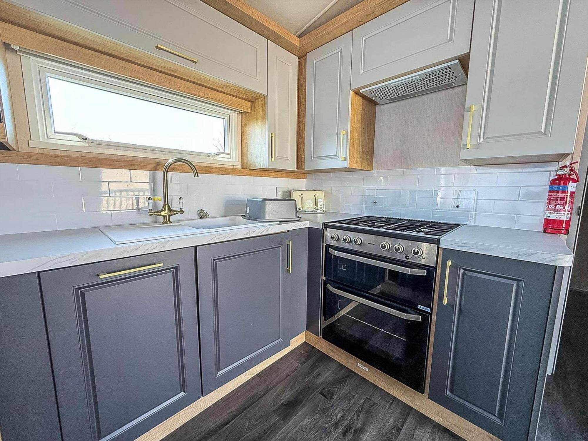Campsite Stunning 6 Berth Caravan With Decking At Manor Park, Near Ref 23068c Hunstanton