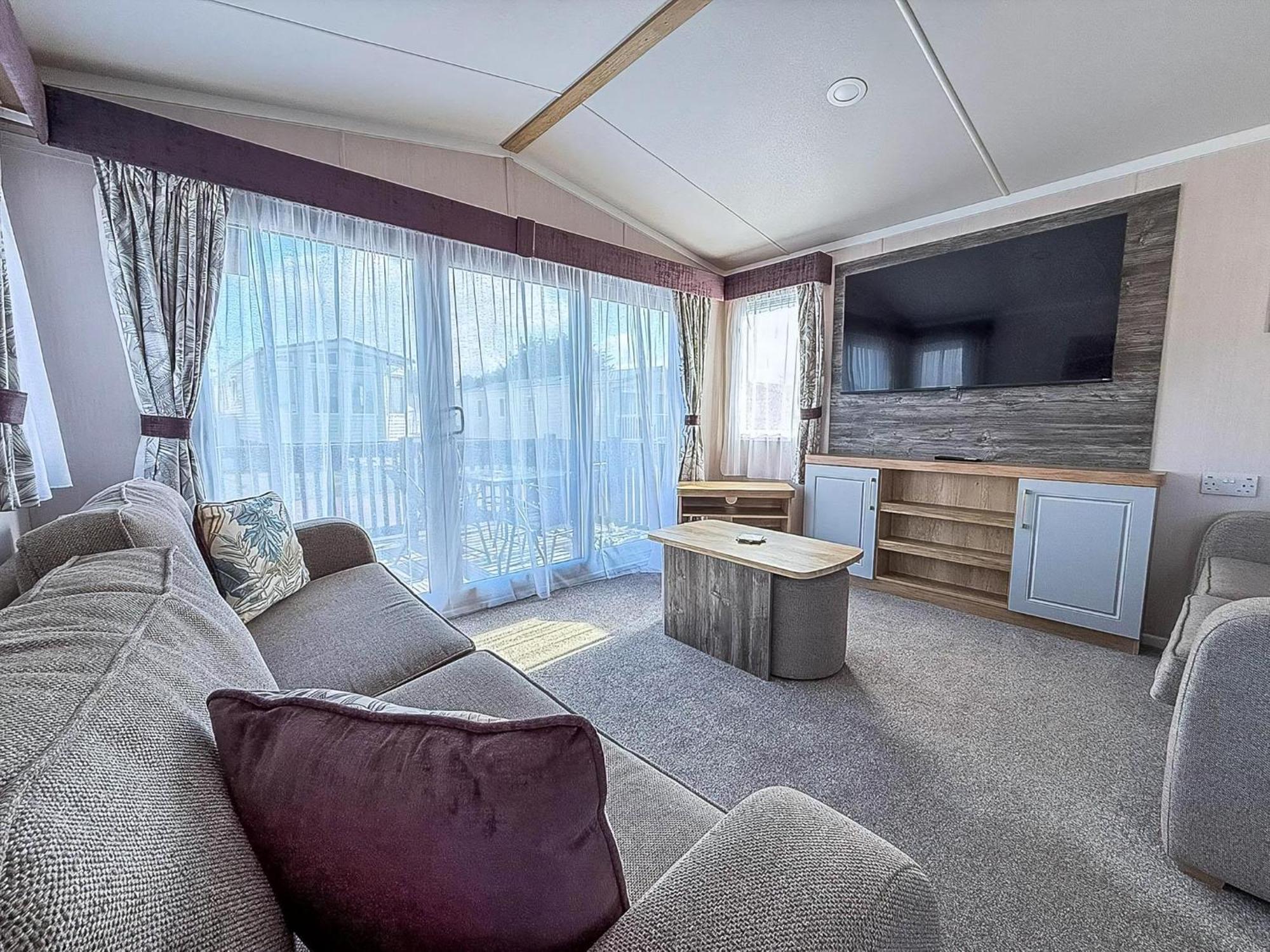 Stunning 6 Berth Caravan With Decking At Manor Park, Near Ref 23068c Campsite