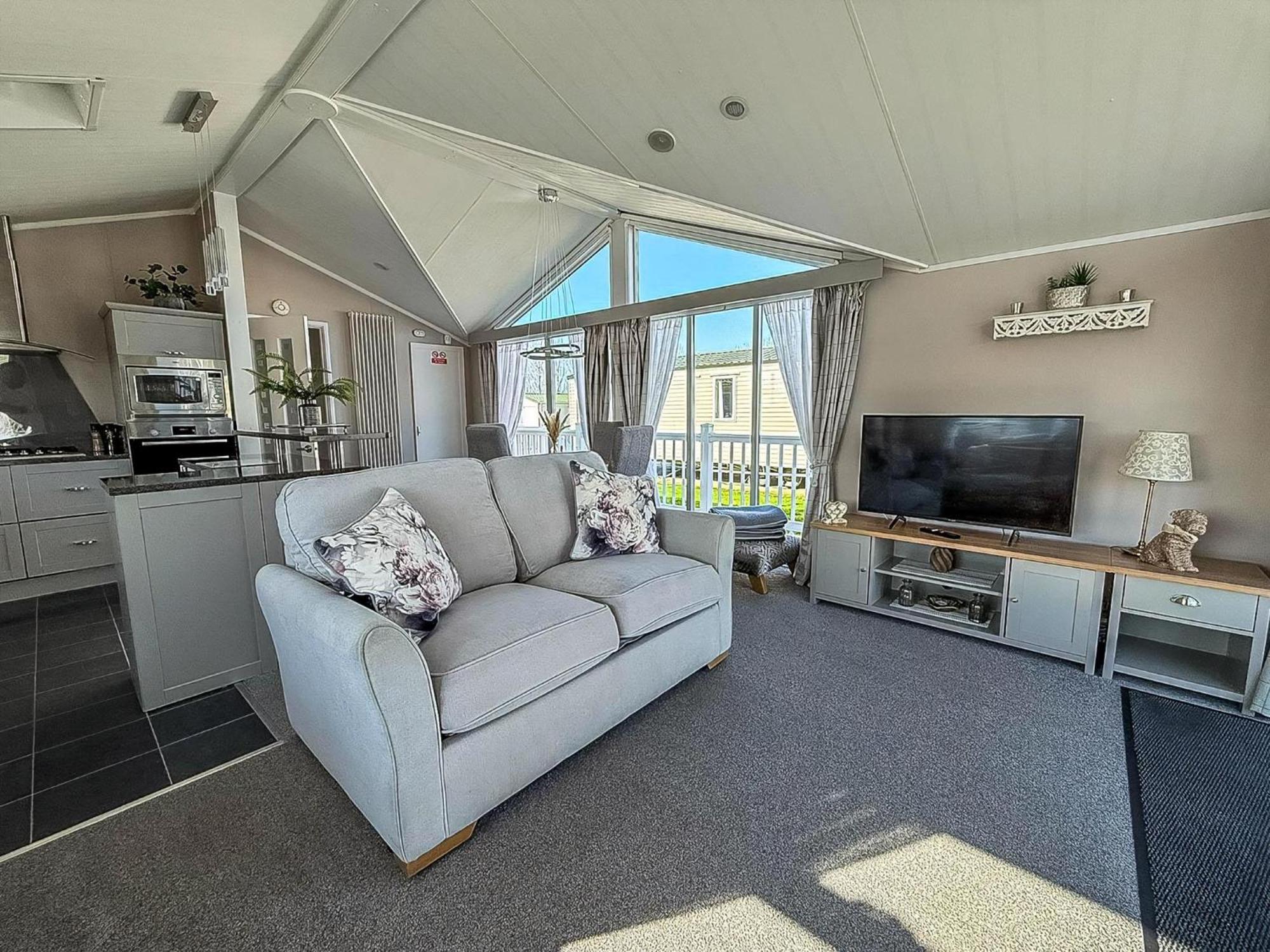 Campsite Stunning With Decking At Manor Park Near Ref 23066w