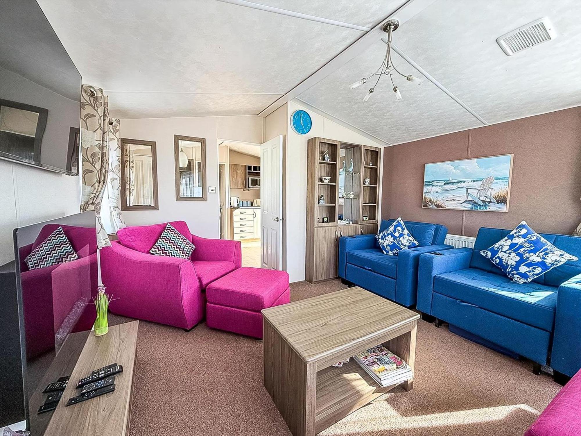Homely Caravan With Decking At Manor Park, Ref 23036c Campsite *