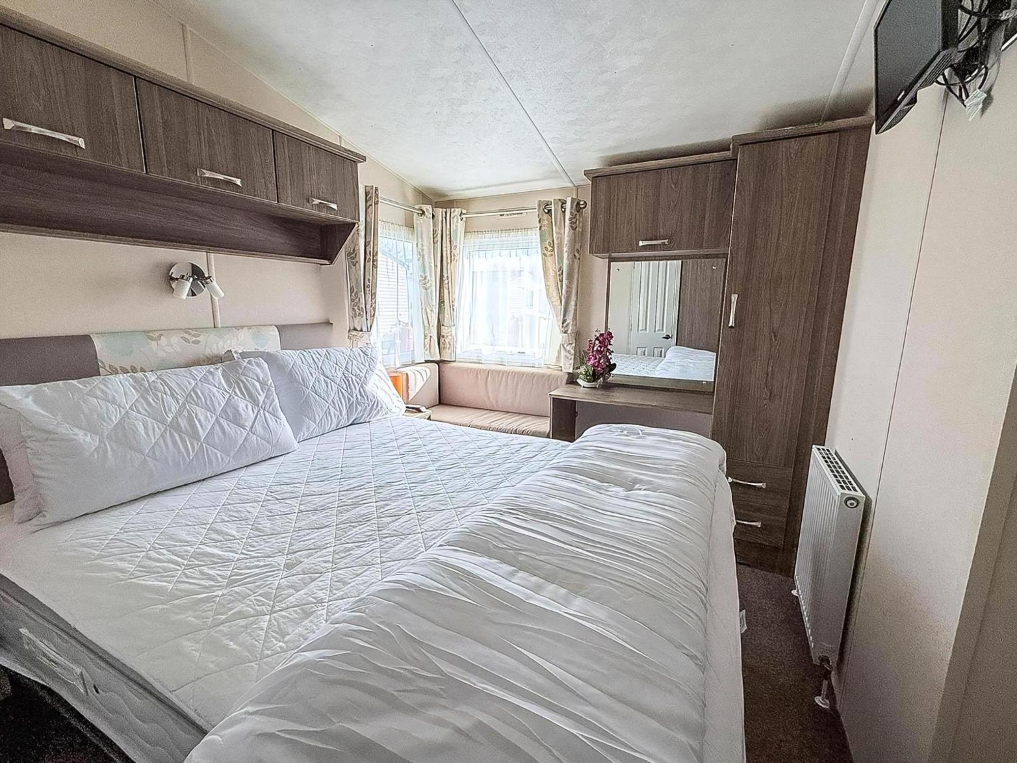 Homely Caravan With Decking At Manor Park, Ref 23036c *