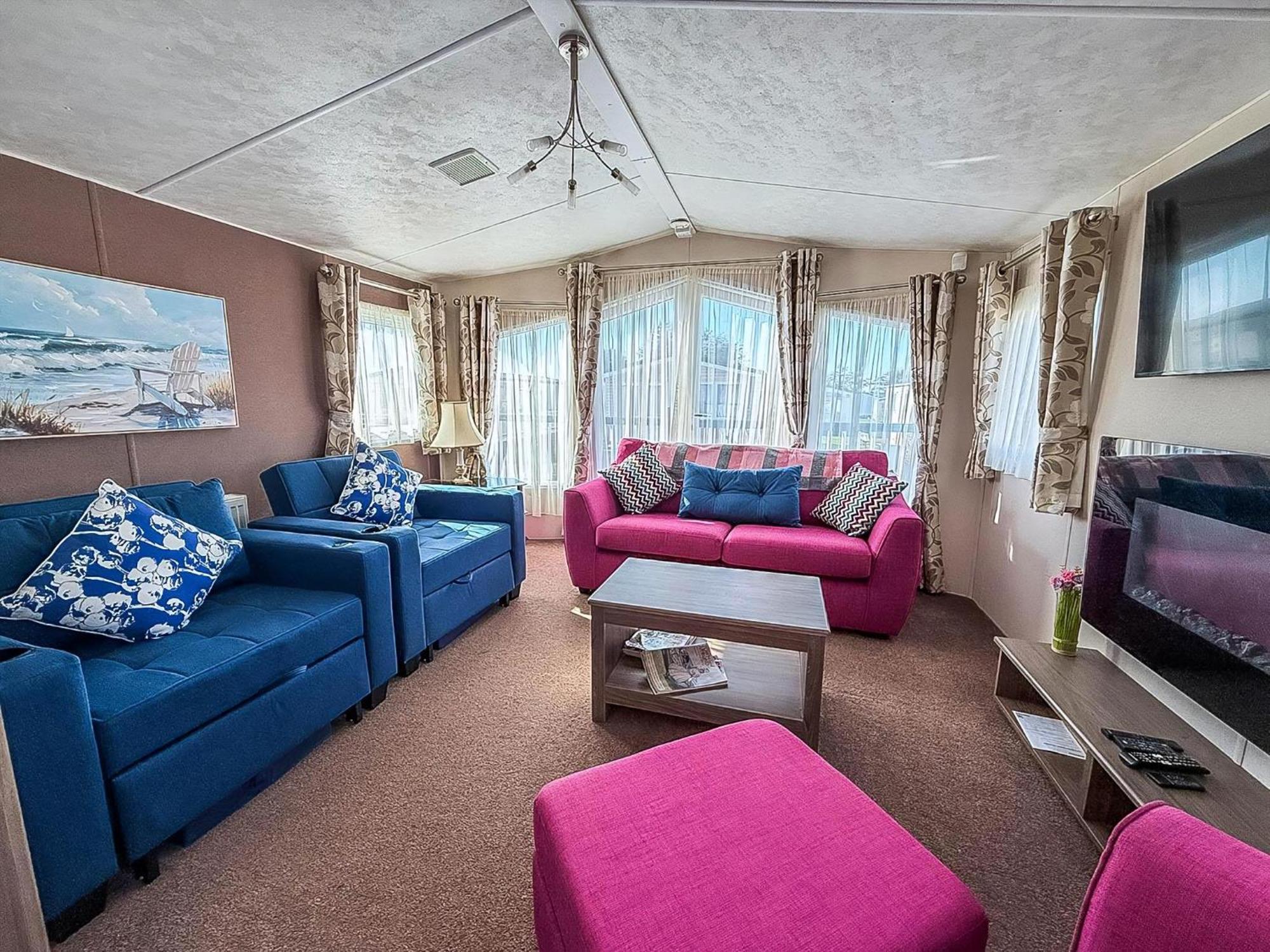 Homely Caravan With Decking At Manor Park, Ref 23036c