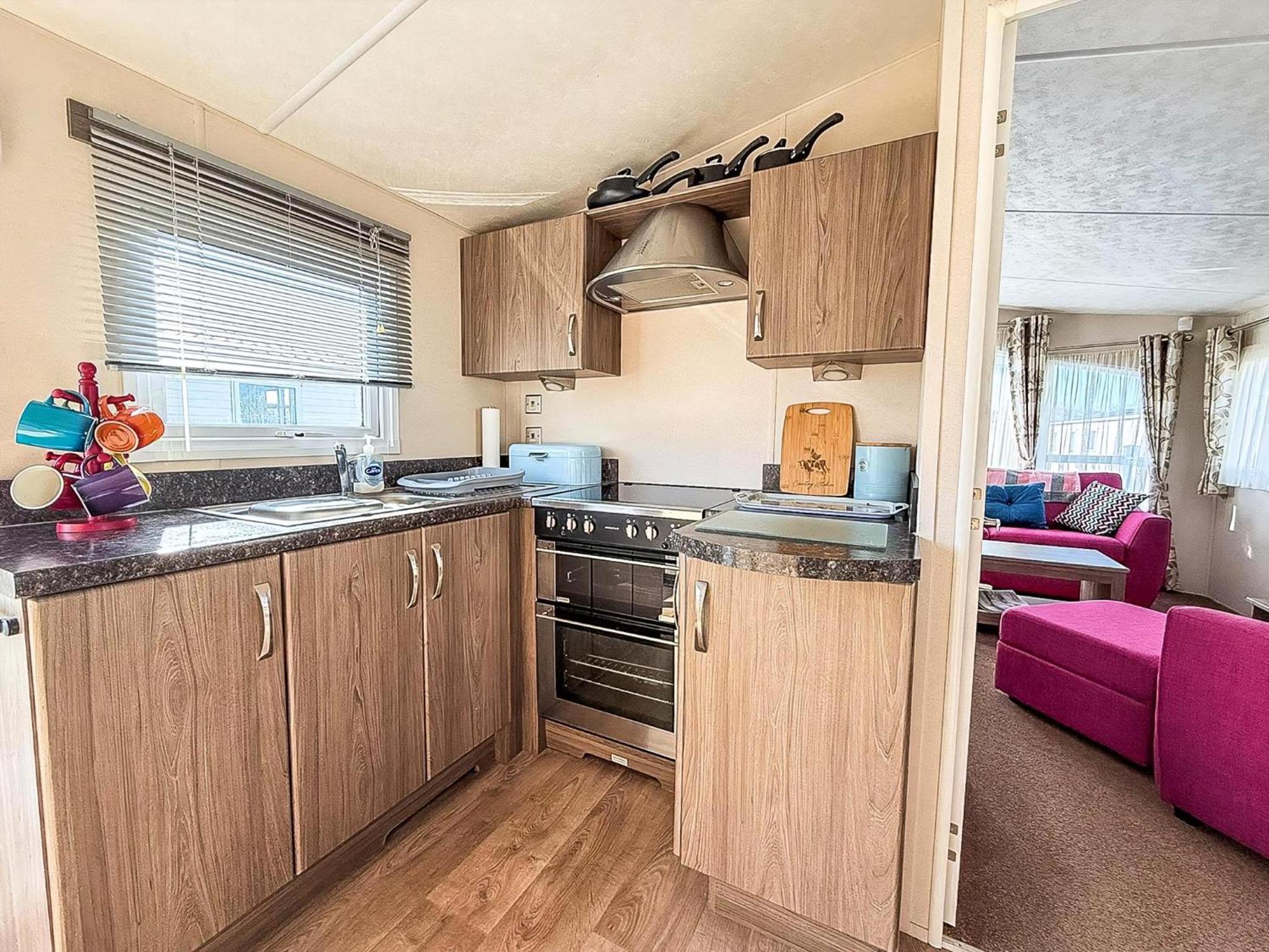 Homely Caravan With Decking At Manor Park, Ref 23036c Campsite *