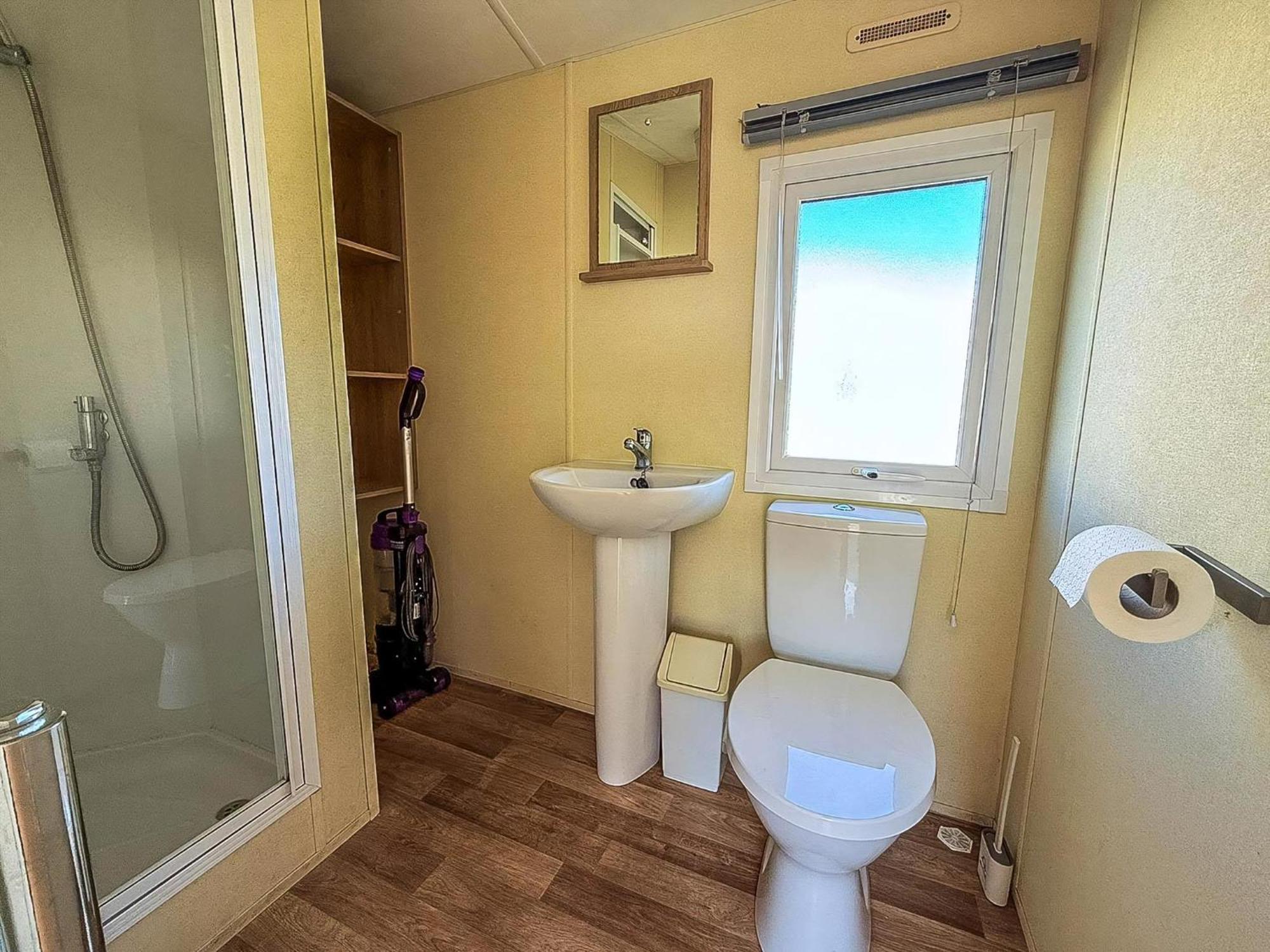 Charming Caravan At Manor Park, Nearby In Norfolk Ref 23035c Campsite