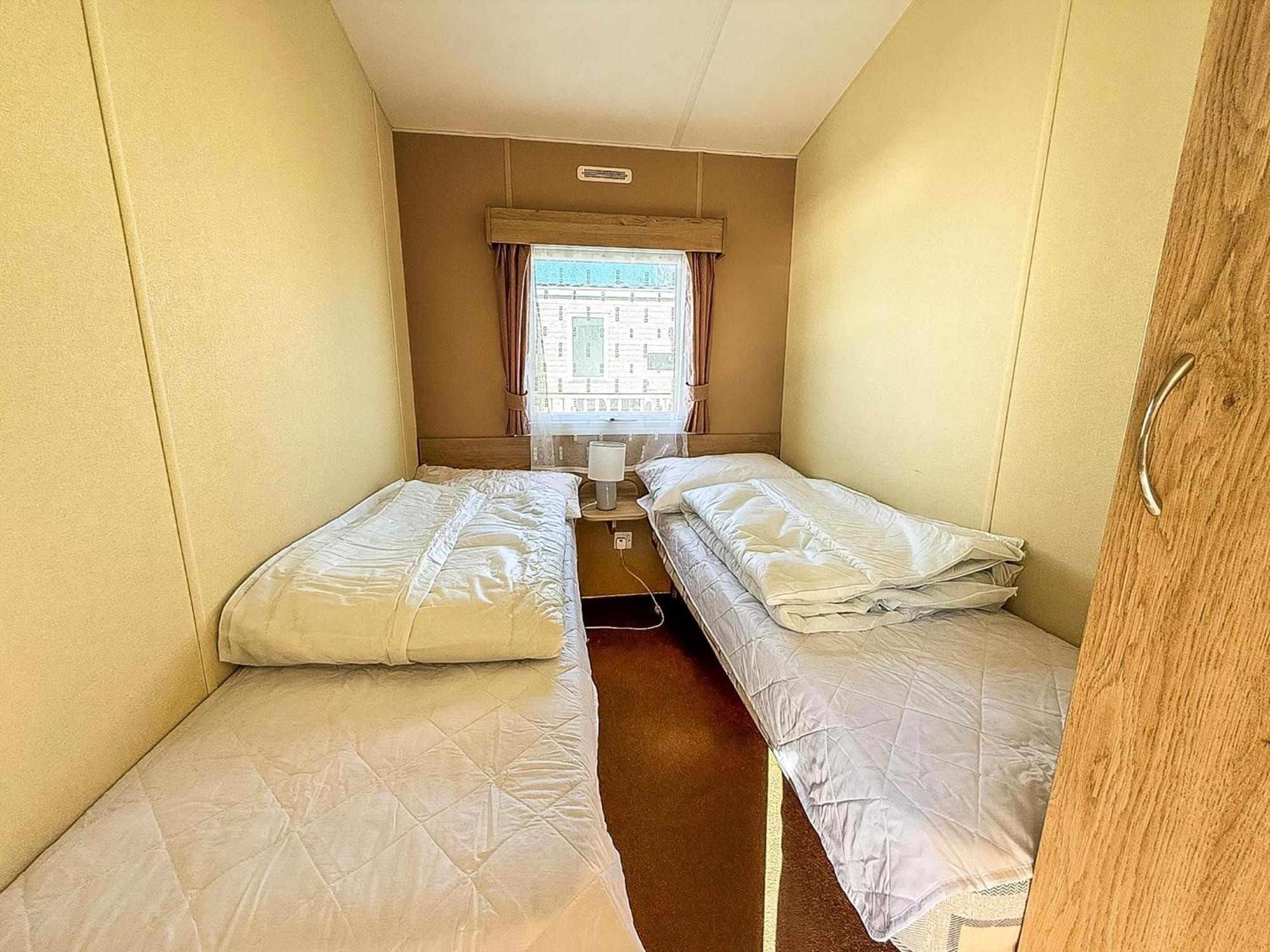 Charming Caravan At Manor Park, Nearby In Norfolk Ref 23035c
