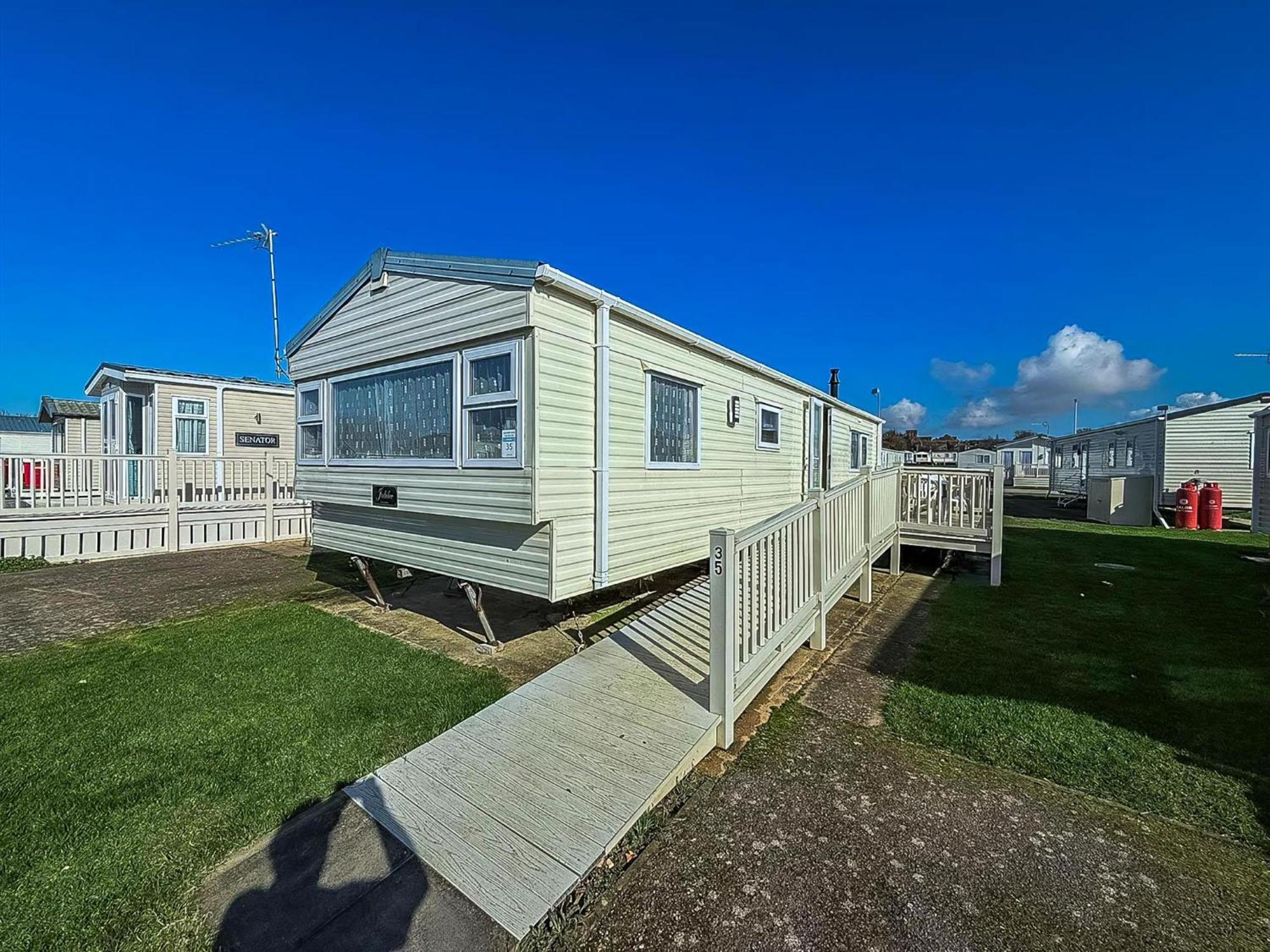 Campsite Charming Caravan At Manor Park, Nearby In Norfolk Ref 23035c *