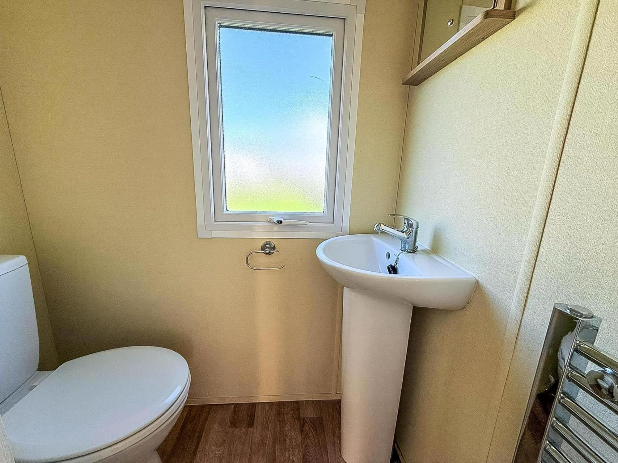 Charming Caravan At Manor Park, Nearby In Norfolk Ref 23035c