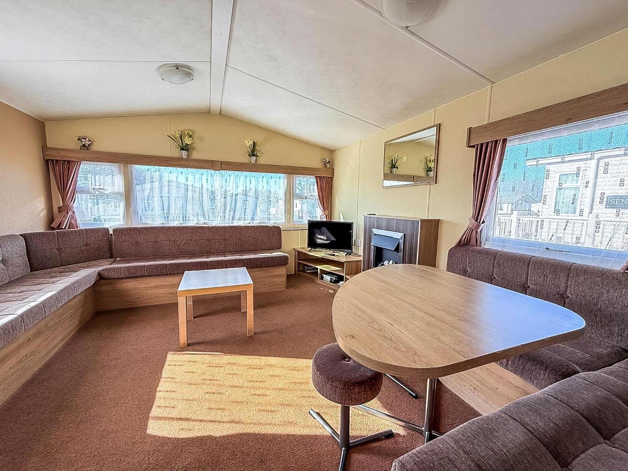 Charming Caravan At Manor Park, Nearby In Norfolk Ref 23035c Campsite Hunstanton