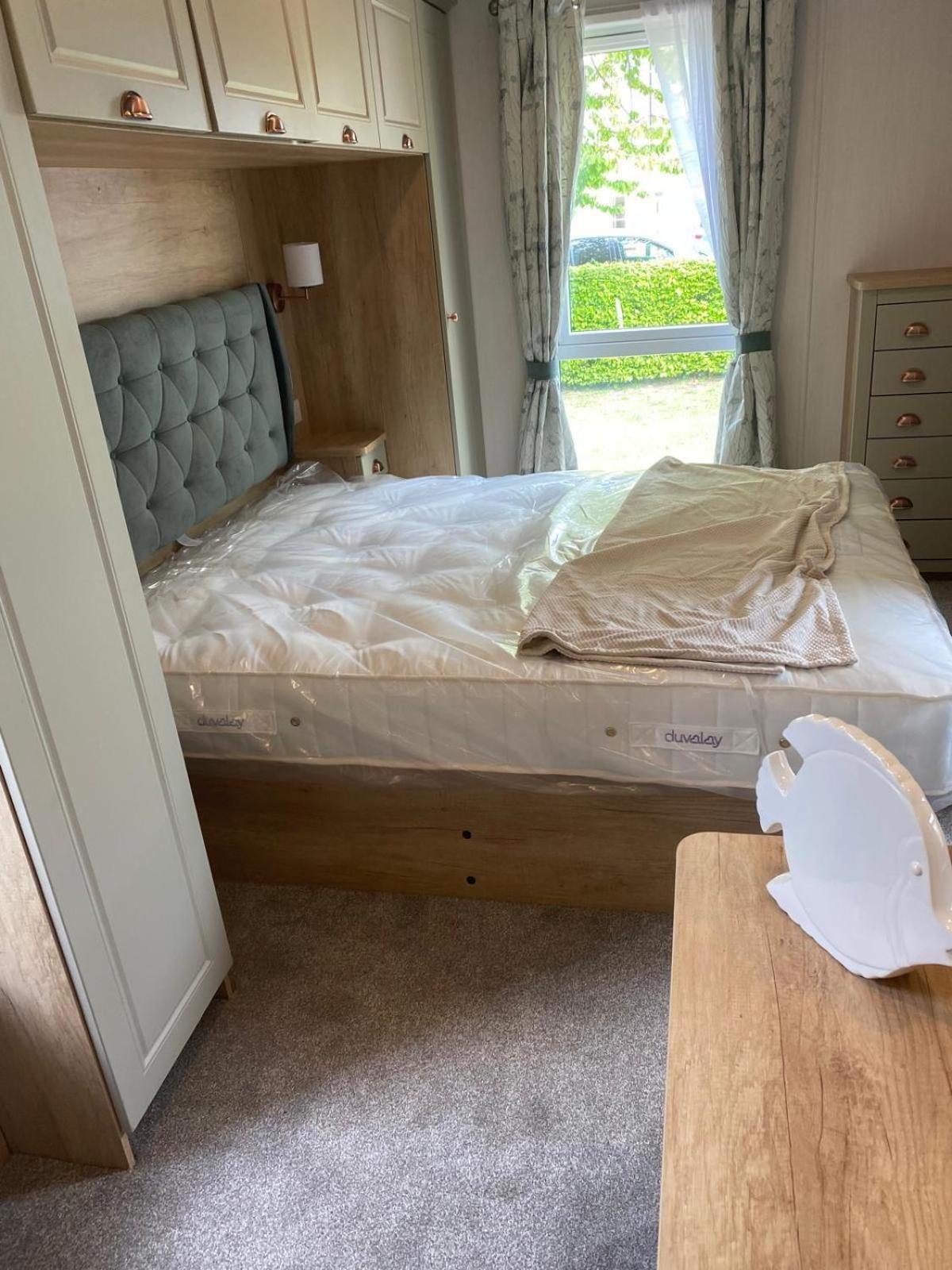 Stunning Caravan With Decking At Manor Park In Norfolk Ref 23015c *