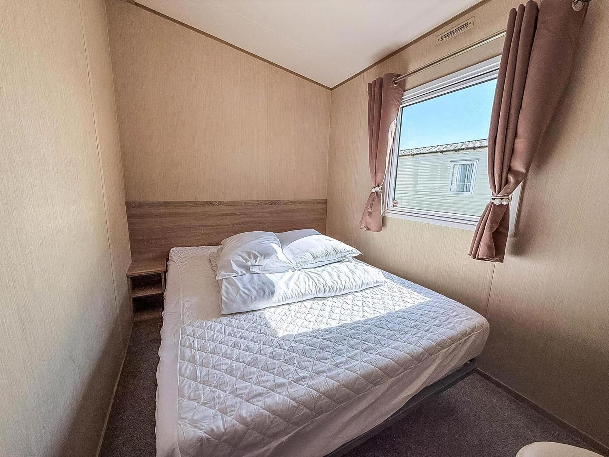 Lovely 8 Berth Caravan At Manor Park, Near Ref 23039s Hunstanton
