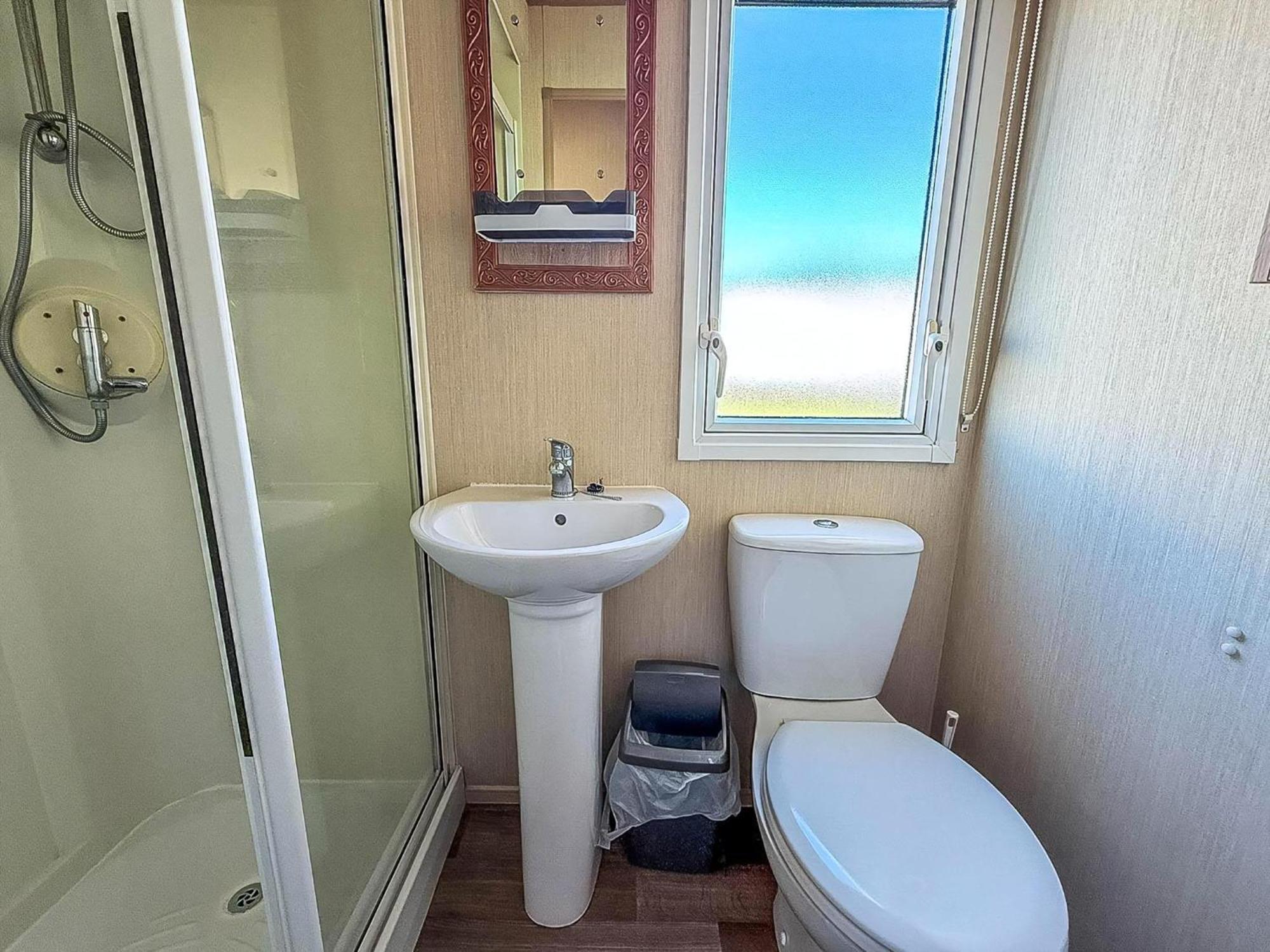 Campsite Lovely 8 Berth Caravan At Manor Park, Near Ref 23039s Hunstanton