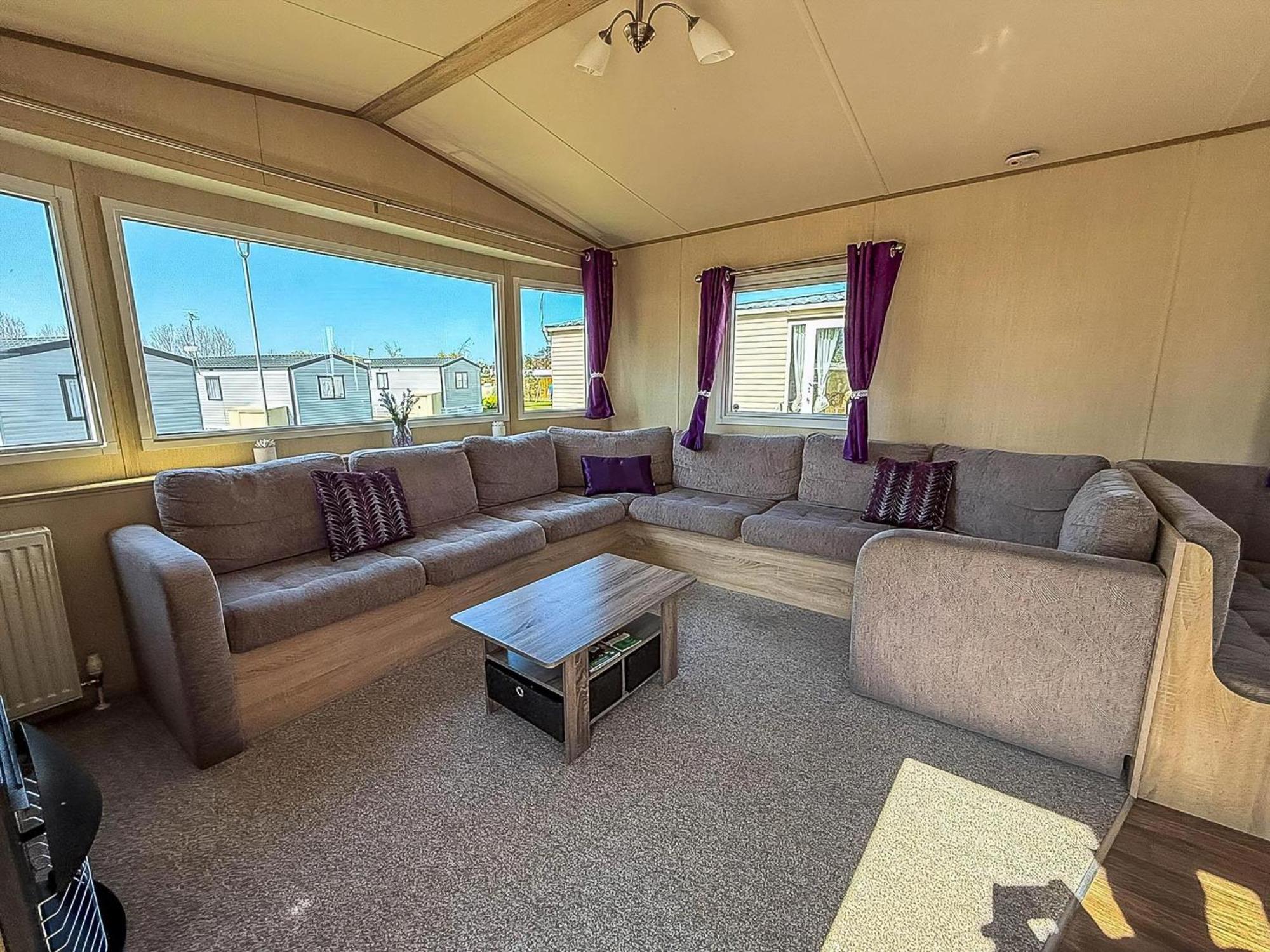 Lovely 8 Berth Caravan At Manor Park, Near Ref 23039s Campsite Hunstanton