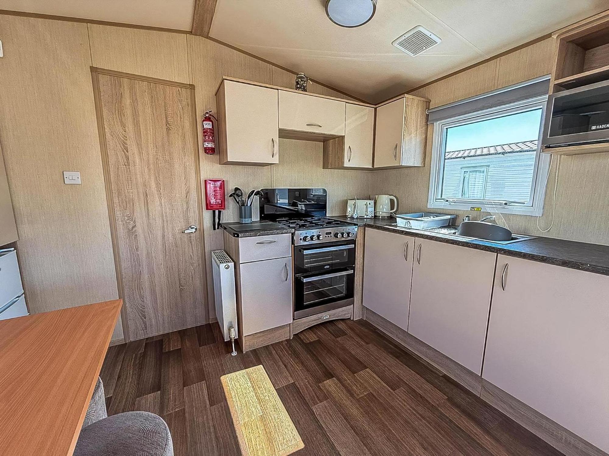 Lovely 8 Berth Caravan At Manor Park, Near Ref 23039s * Hunstanton
