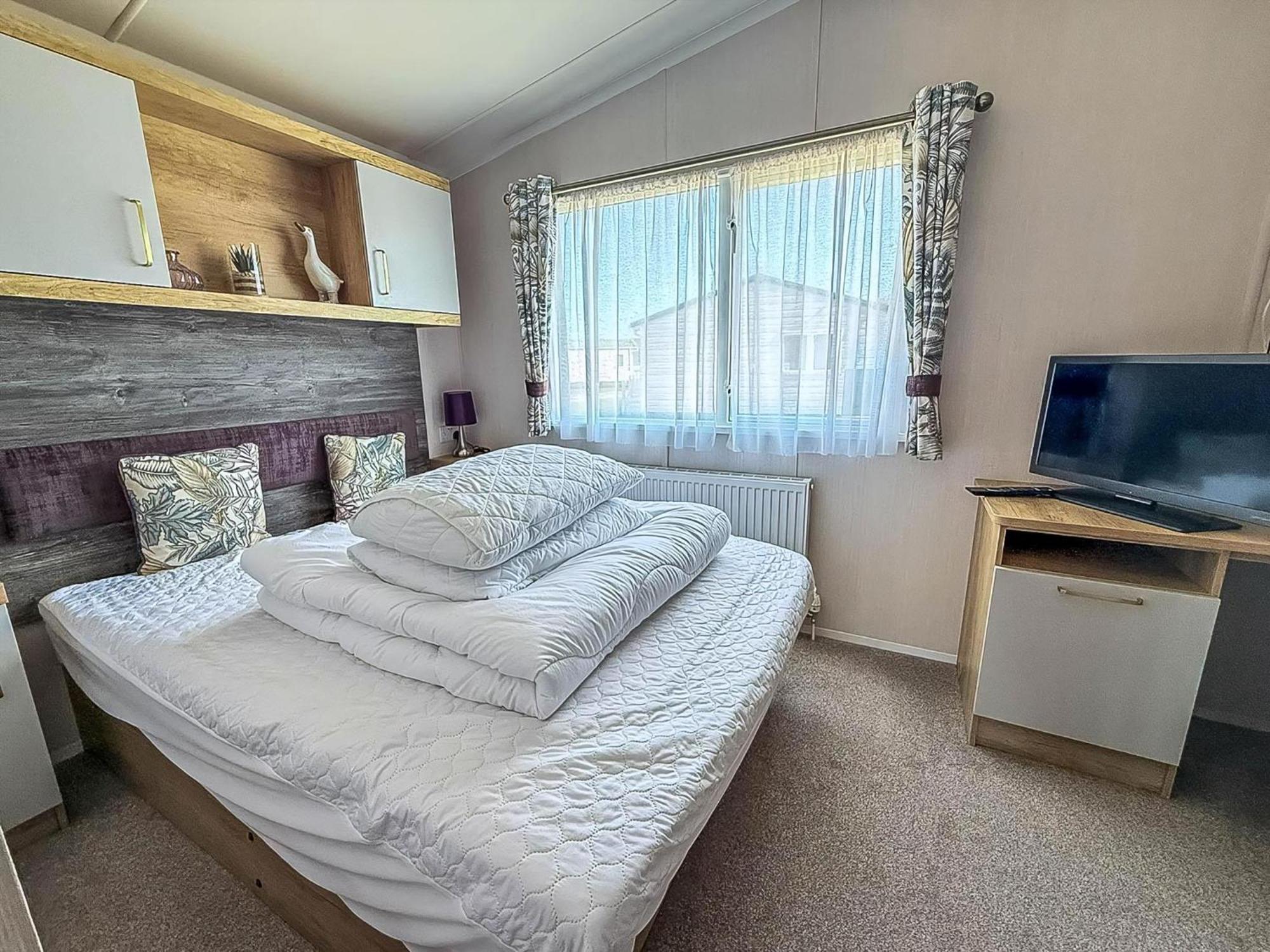 Stunning Caravan With Decking, Nearby Ref 23232k Hunstanton