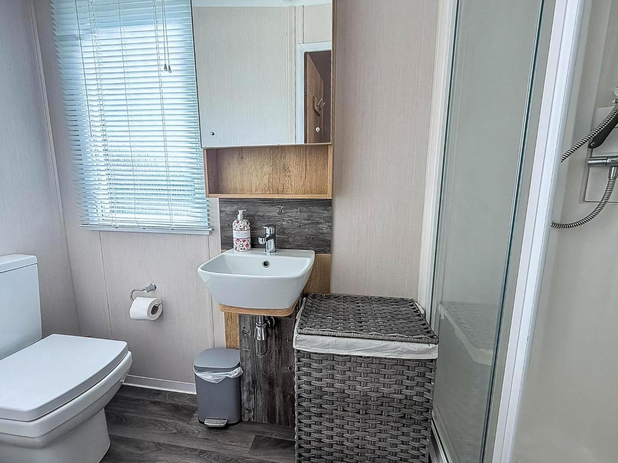 Stunning Caravan With Decking, Nearby Ref 23232k Campsite *
