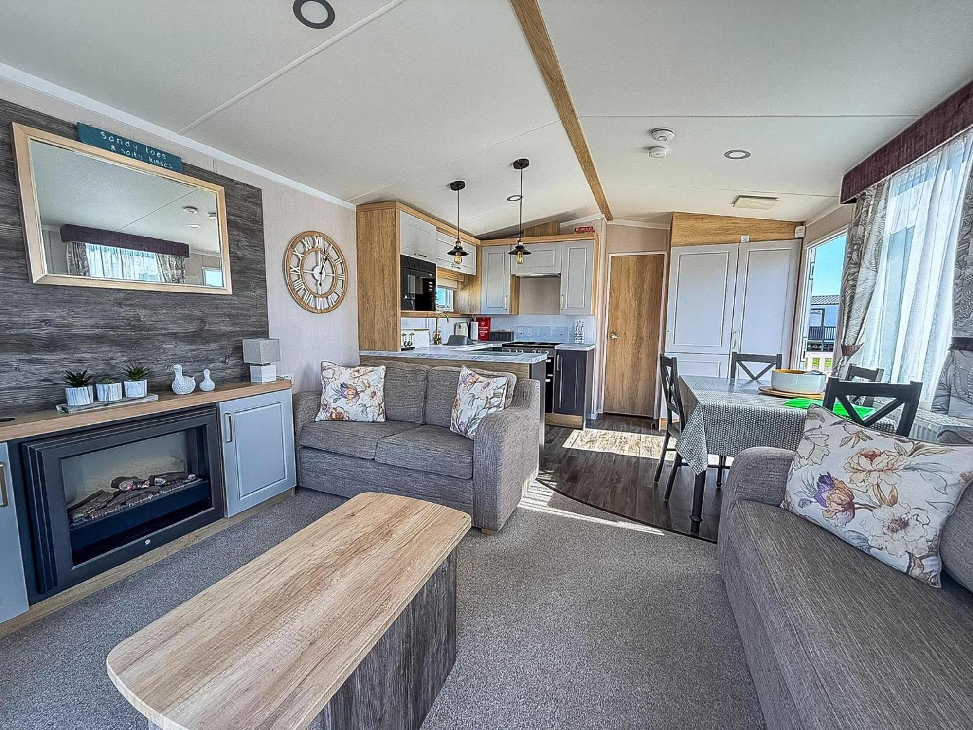 Stunning Caravan With Decking, Nearby Ref 23232k * Hunstanton