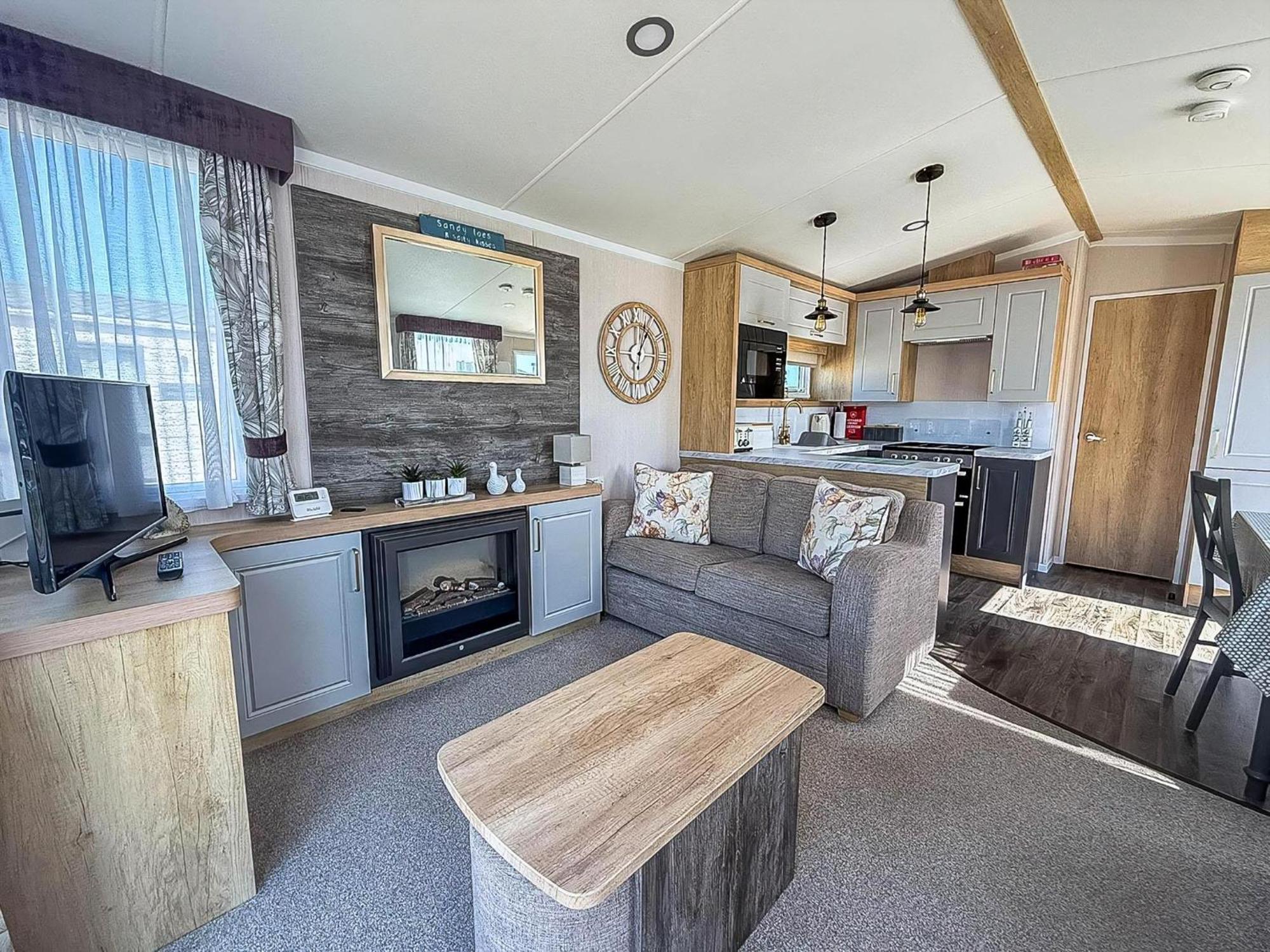 Stunning Caravan With Decking, Nearby Ref 23232k *