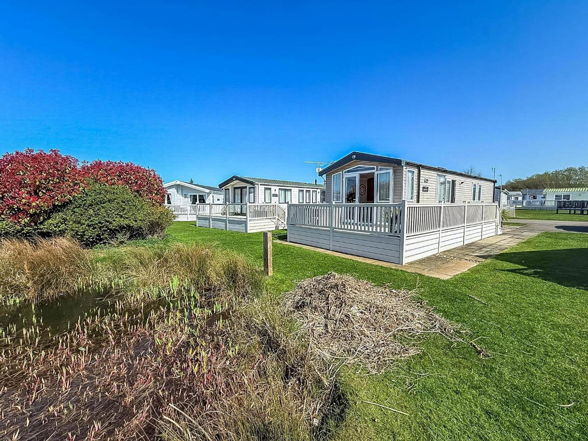 Stunning Caravan With Decking, Nearby Ref 23232k Campsite Hunstanton