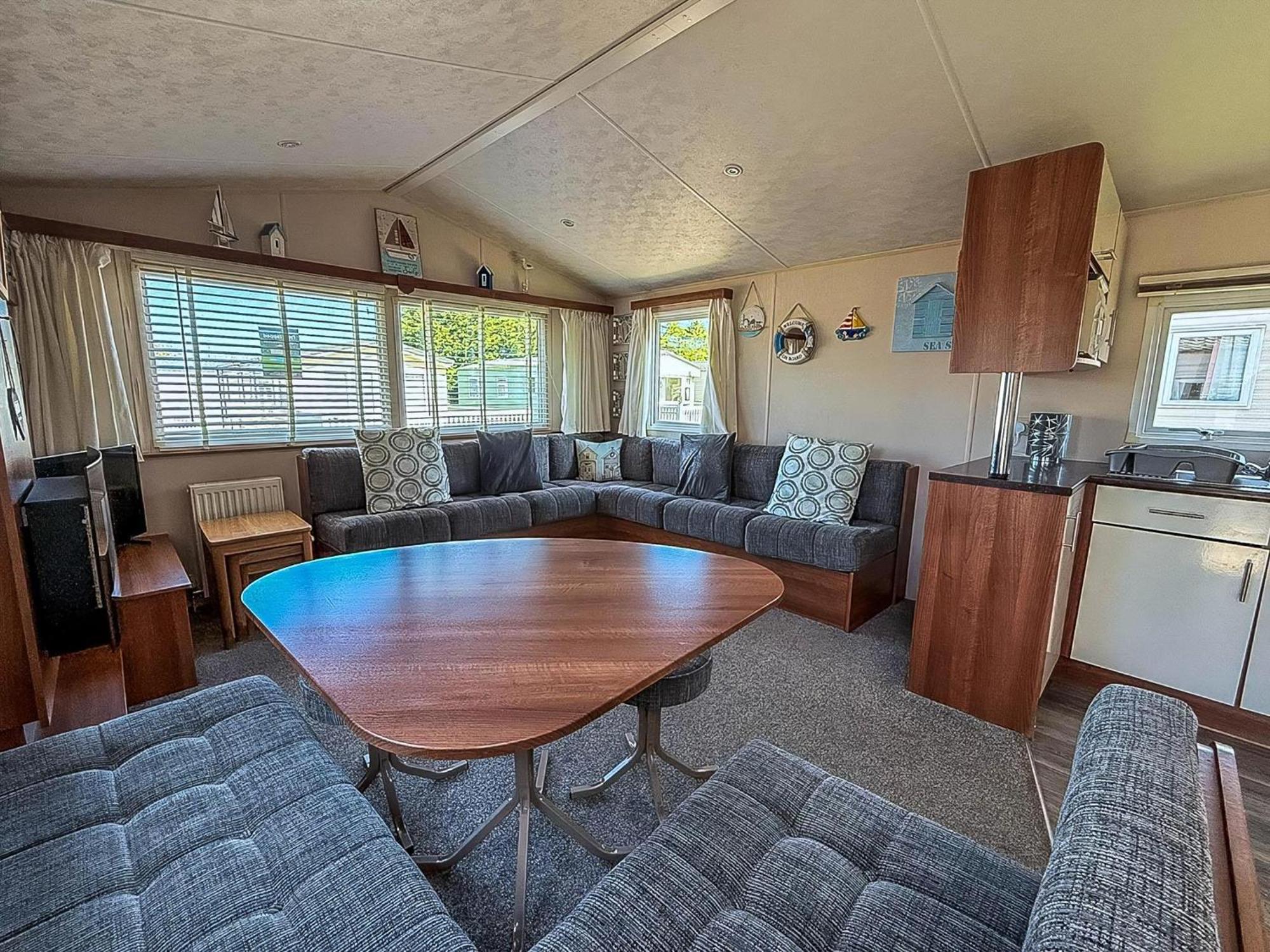 Great 6 Berth Caravan With Decking At Manor Park In Ref 23017b Campsite Hunstanton