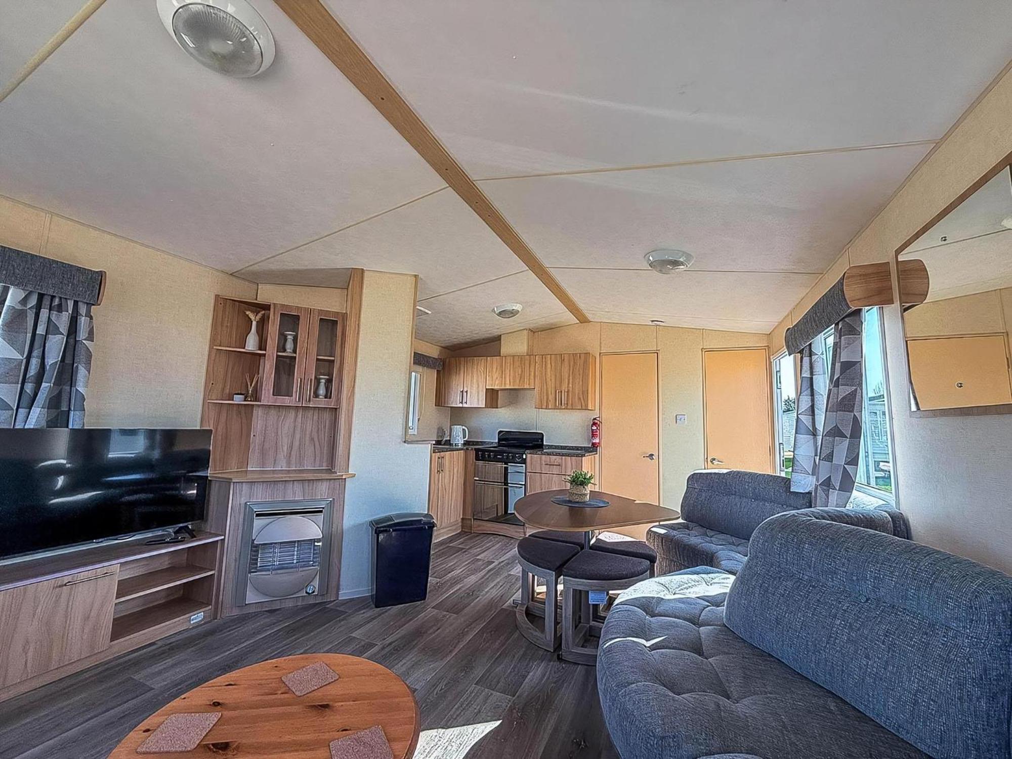 Cosy 8 Berth Caravan For Hire At Manor Park In Ref 23065t *