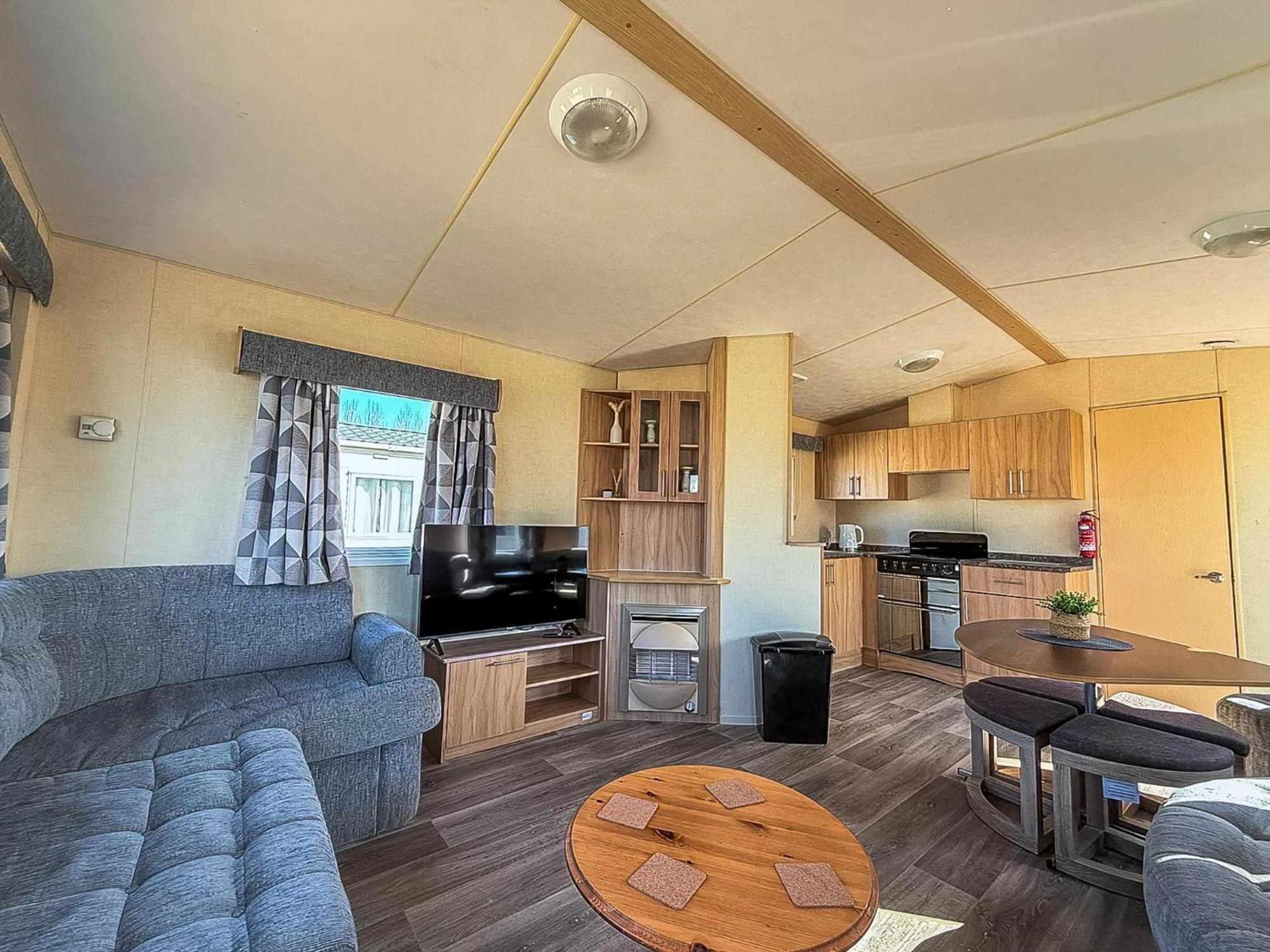 Cosy 8 Berth Caravan For Hire At Manor Park In Ref 23065t *