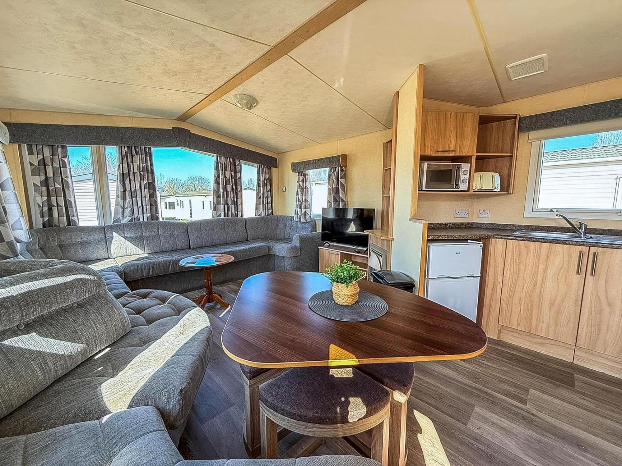 Cosy 8 Berth Caravan For Hire At Manor Park In Ref 23065t Campsite
