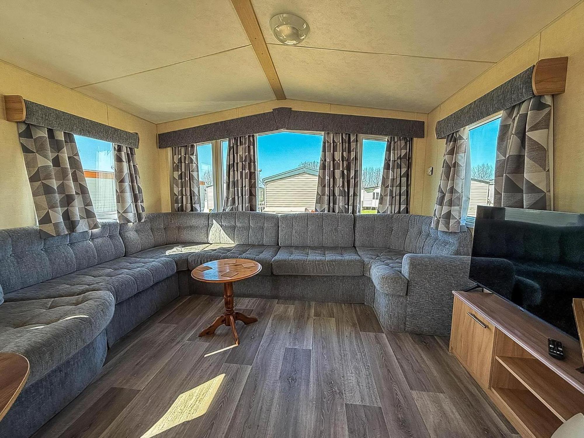 Cosy 8 Berth Caravan For Hire At Manor Park In Ref 23065t