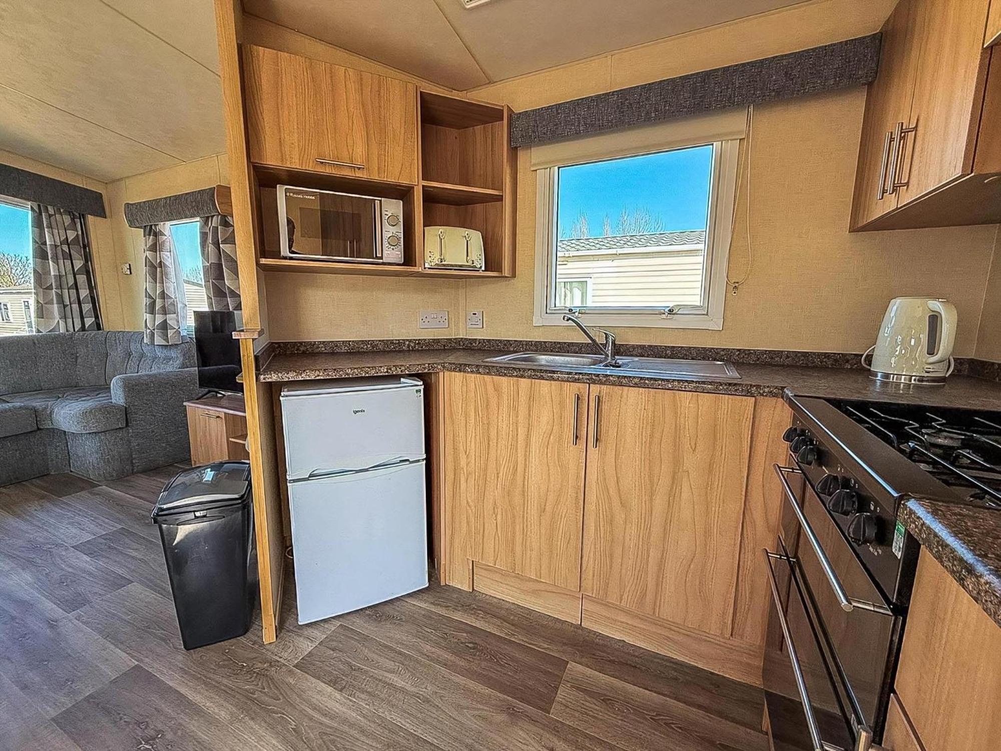 Cosy 8 Berth Caravan For Hire At Manor Park In Ref 23065t Hunstanton