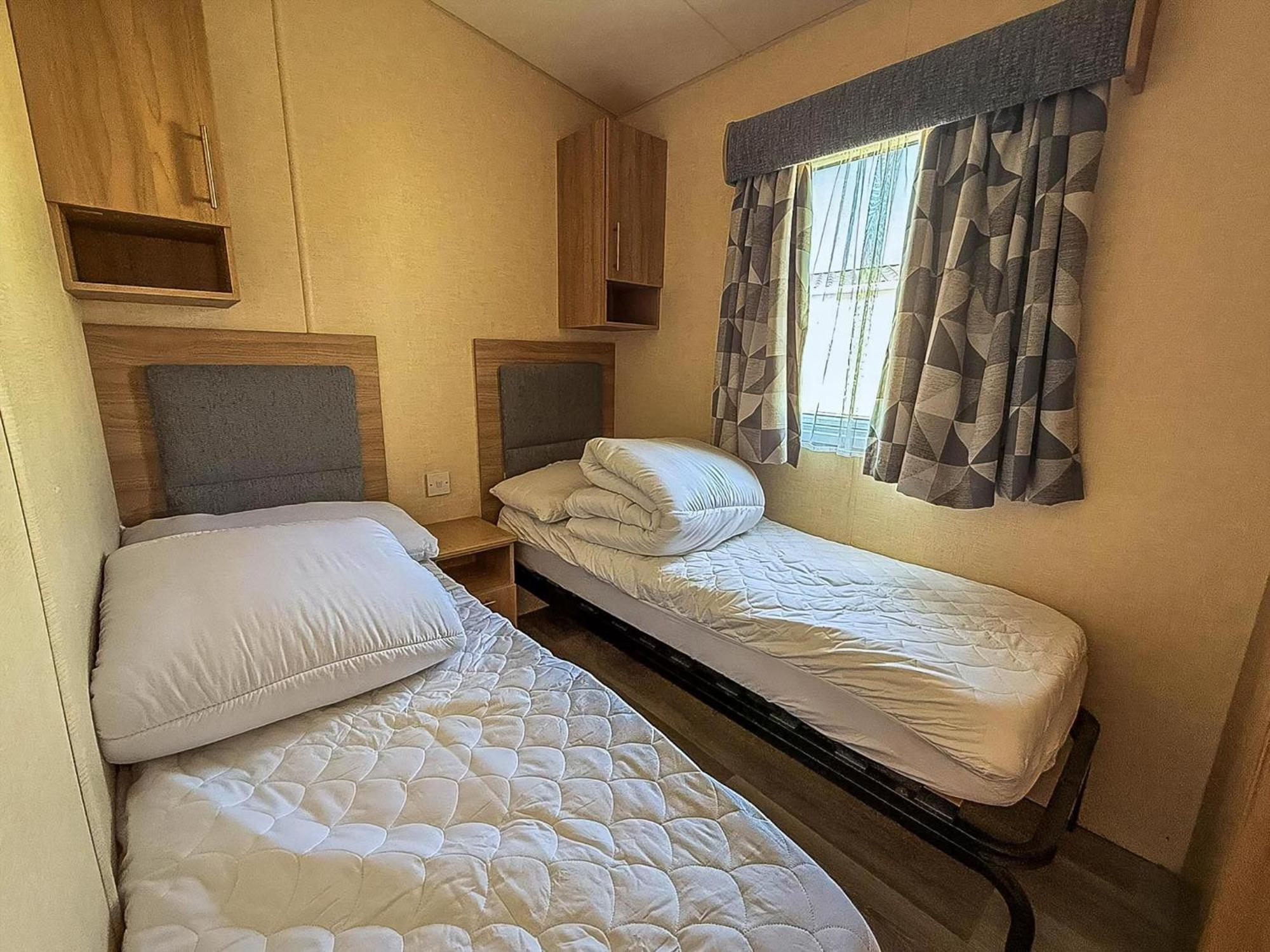 Campsite Cosy 8 Berth Caravan For Hire At Manor Park In Ref 23065t Hunstanton