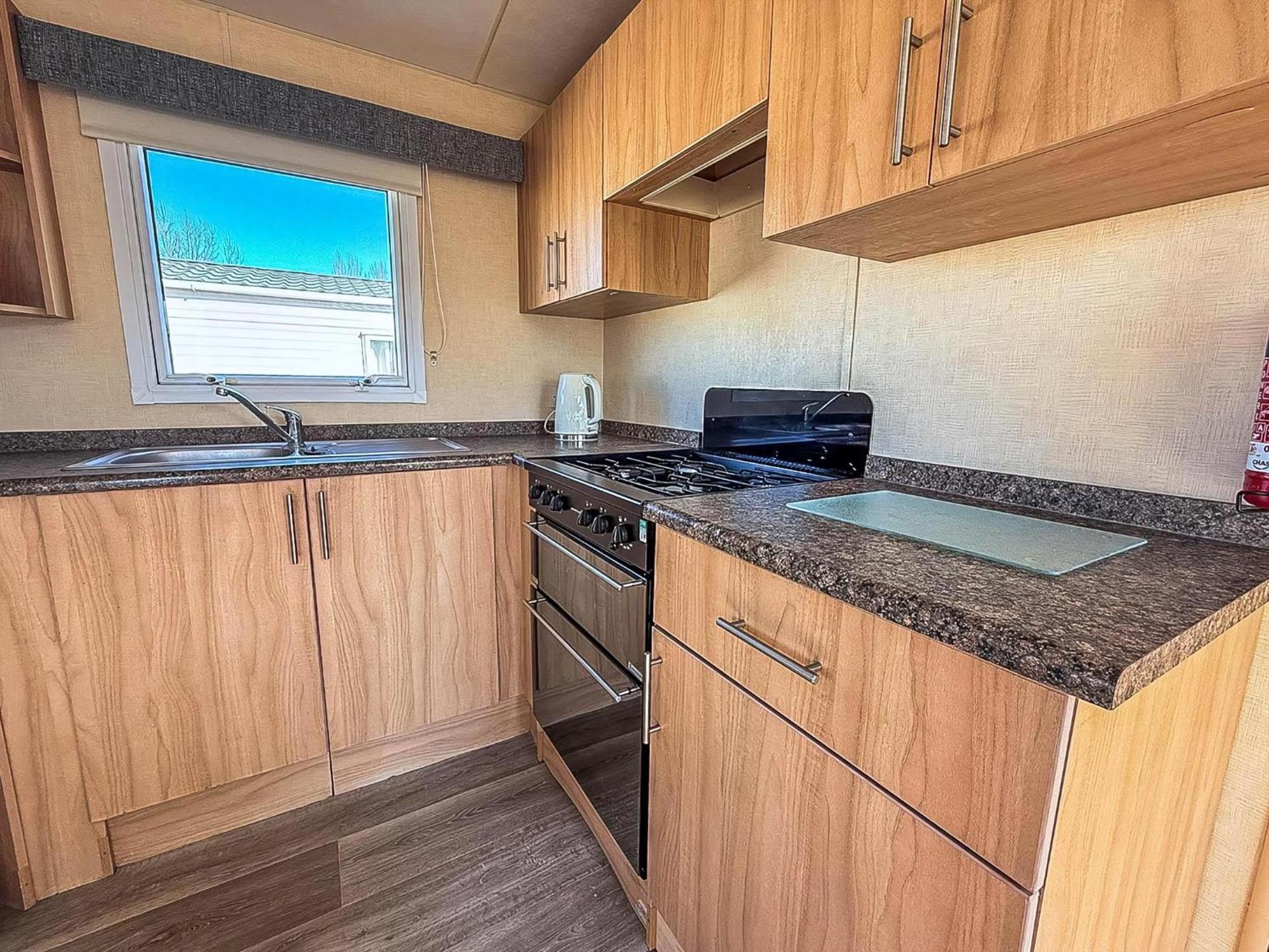 Campsite Cosy 8 Berth Caravan For Hire At Manor Park In Ref 23065t Hunstanton