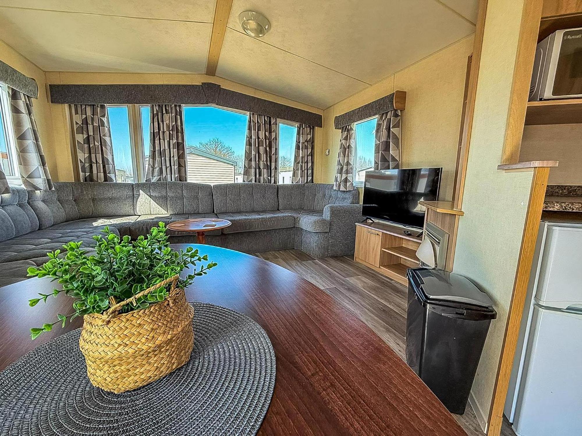 Cosy 8 Berth Caravan For Hire At Manor Park In Ref 23065t Campsite *