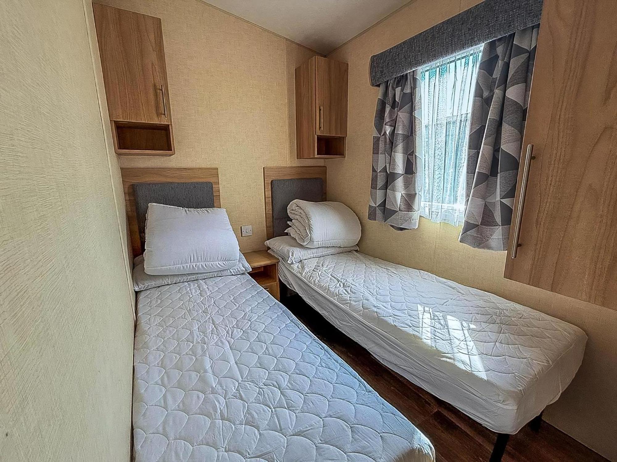Campsite Cosy 8 Berth Caravan For Hire At Manor Park In Ref 23065t *
