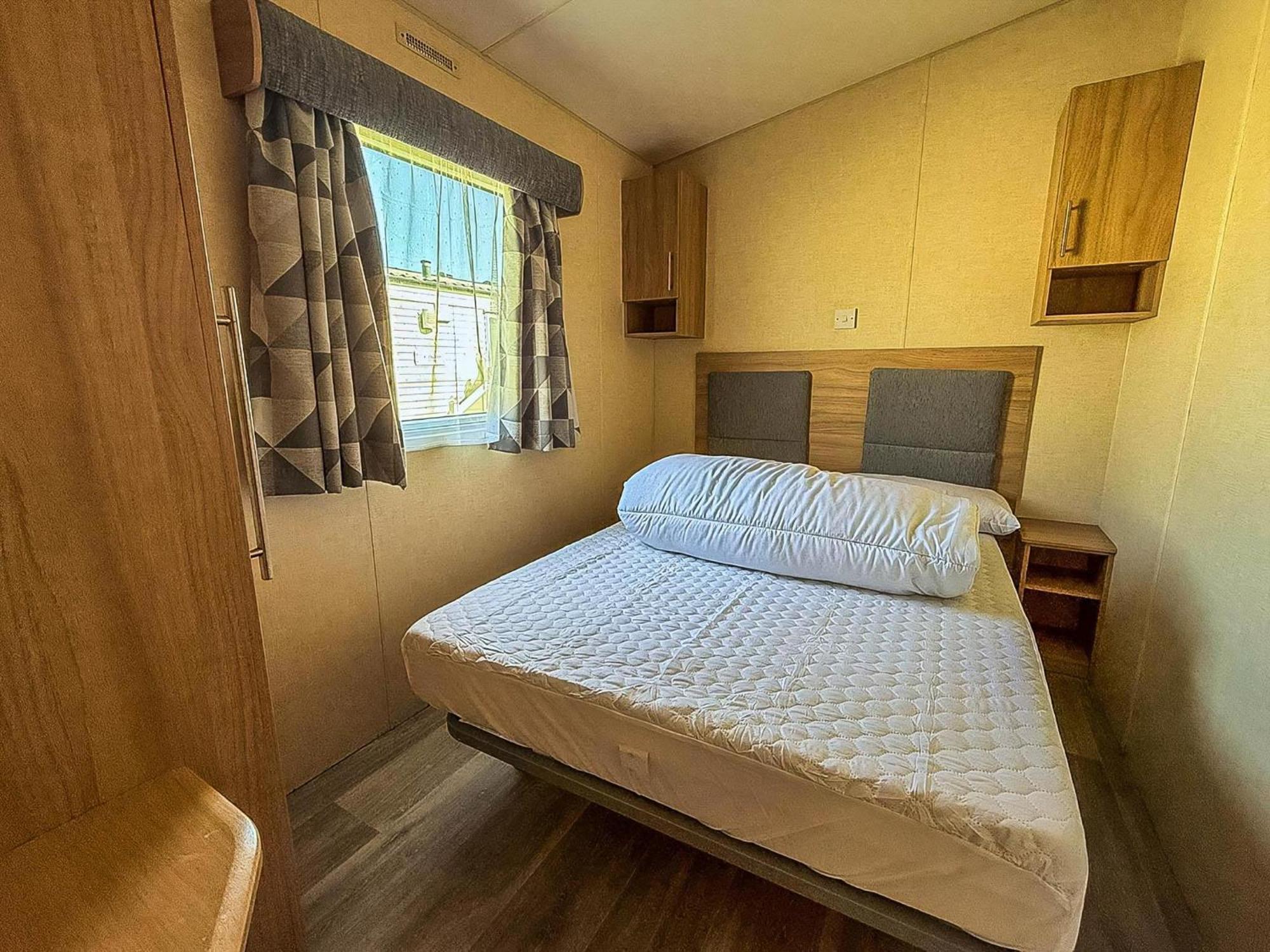 Campsite Cosy 8 Berth Caravan For Hire At Manor Park In Ref 23065t Hunstanton