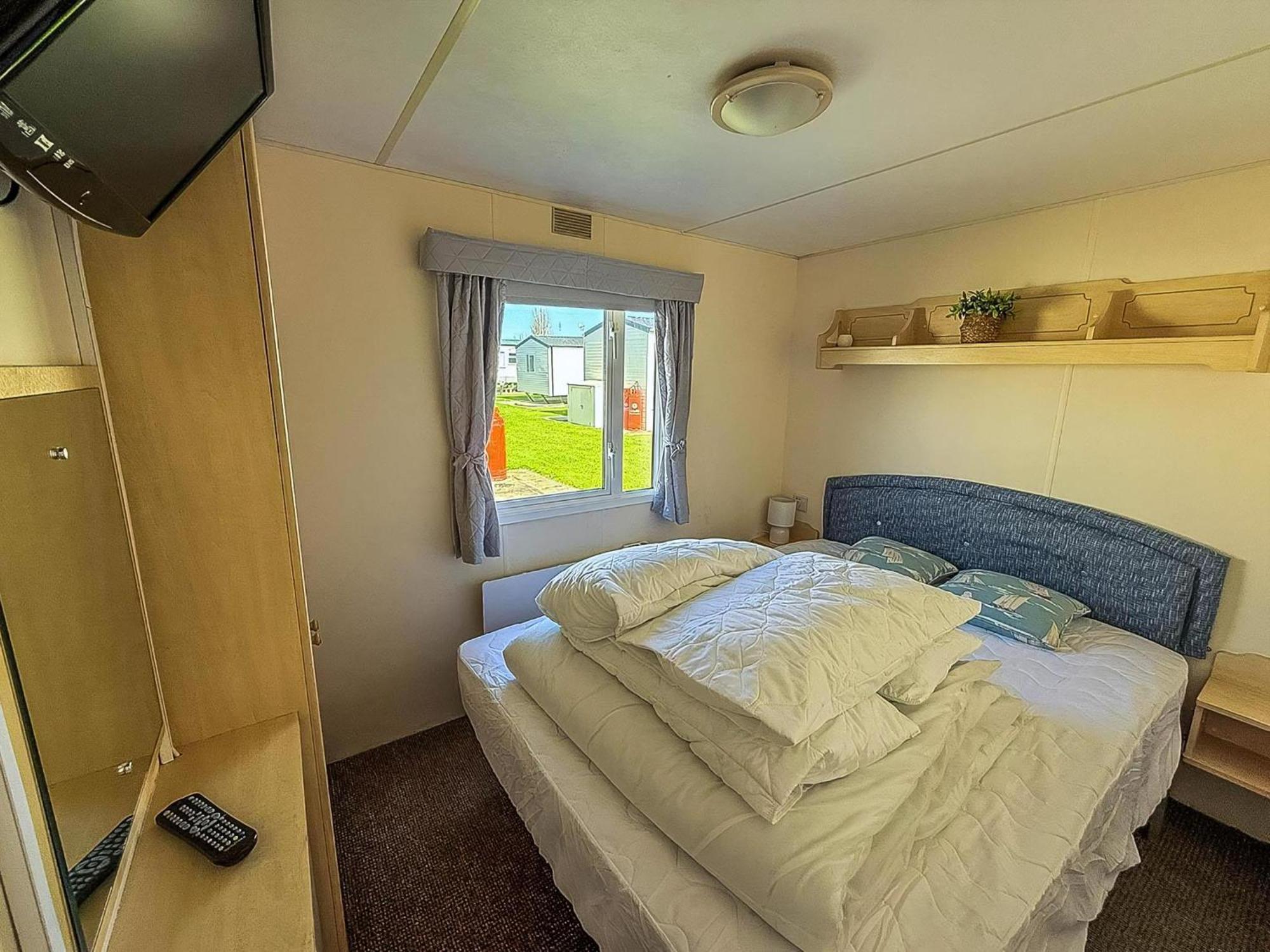 Campsite Caravan With Decking At Manor Park, Nearby Ref 23013c Hunstanton