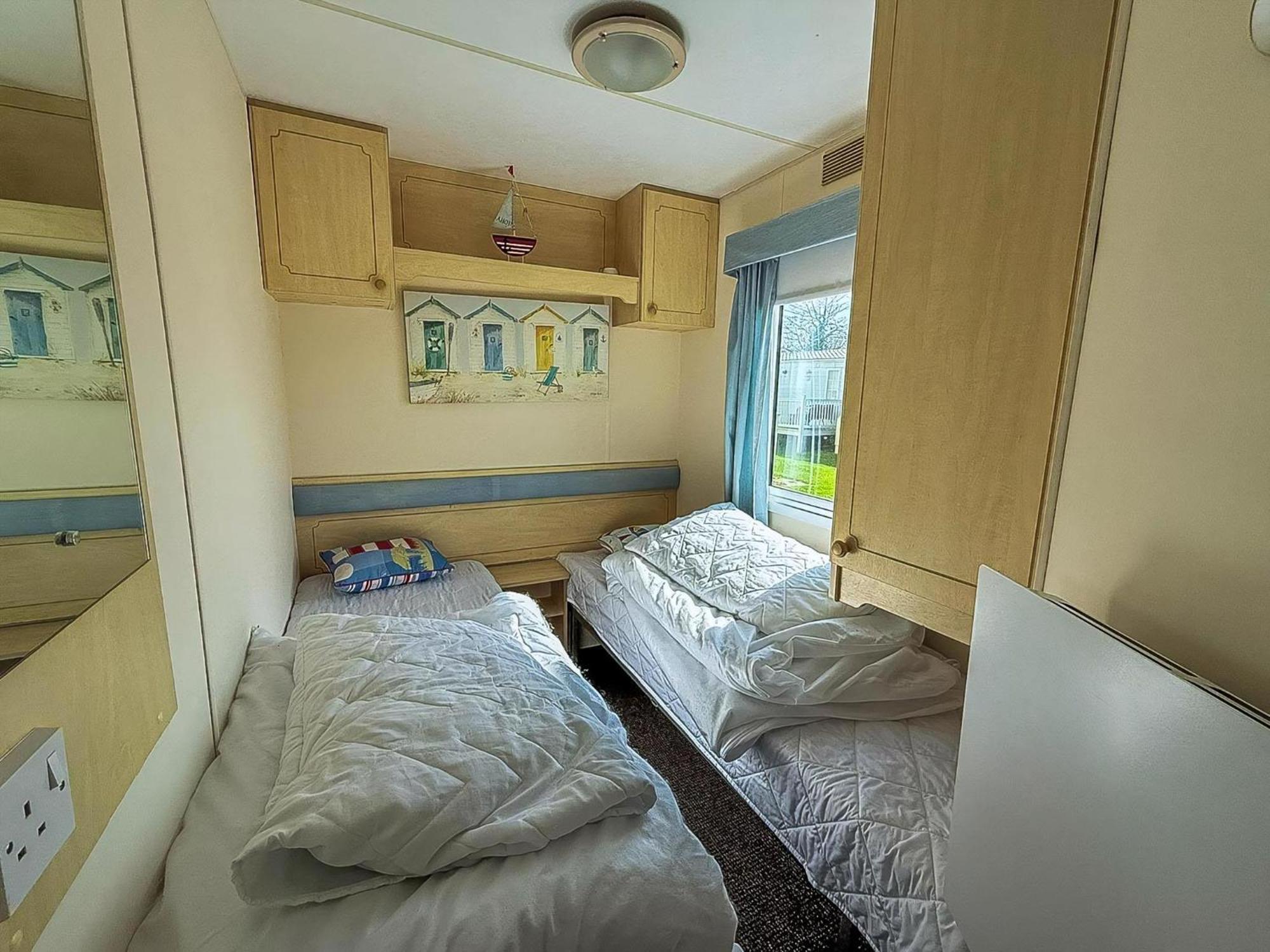 Caravan With Decking At Manor Park, Nearby Ref 23013c Hunstanton