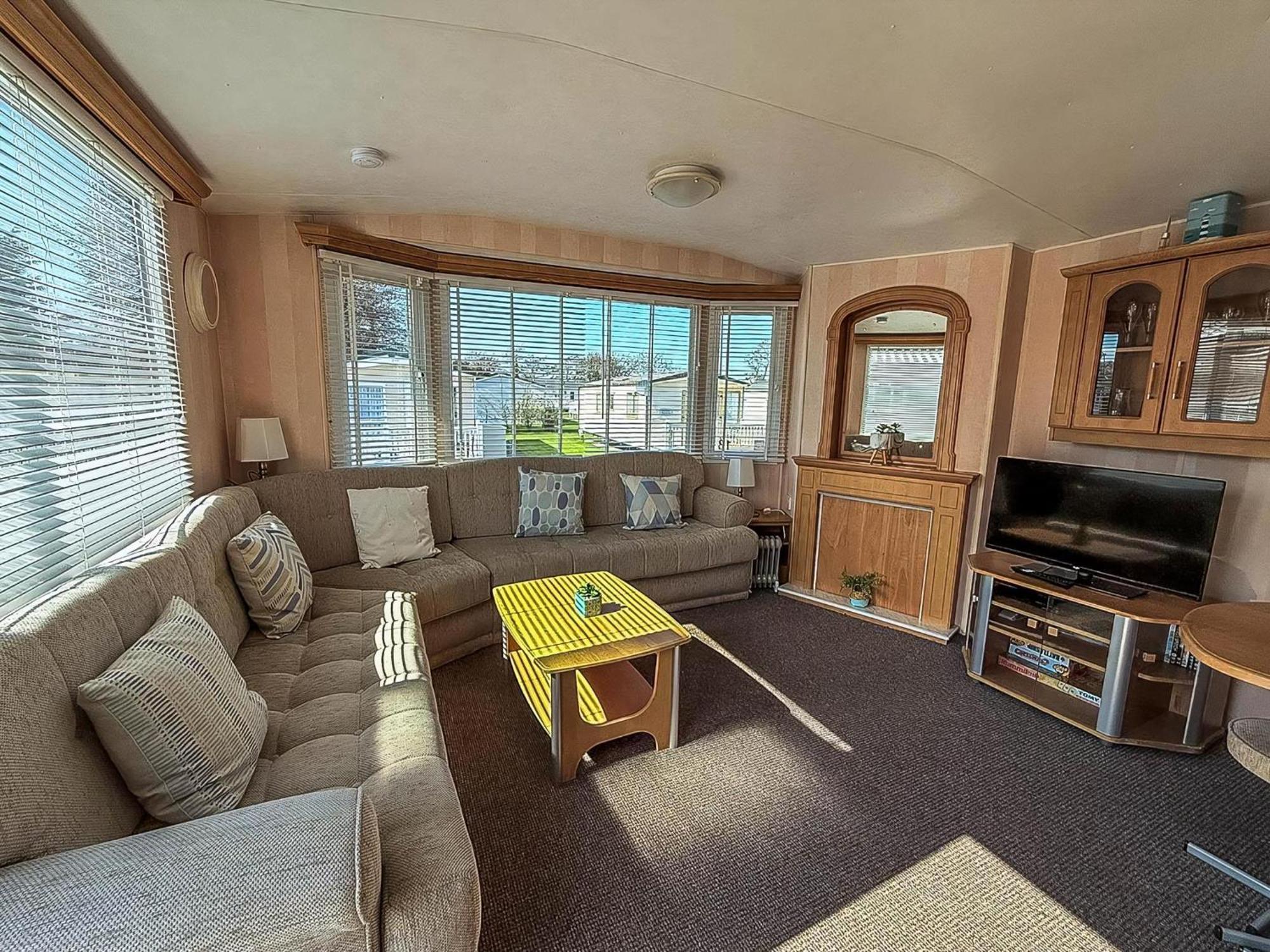 Caravan With Decking At Manor Park, Nearby Ref 23013c * Hunstanton