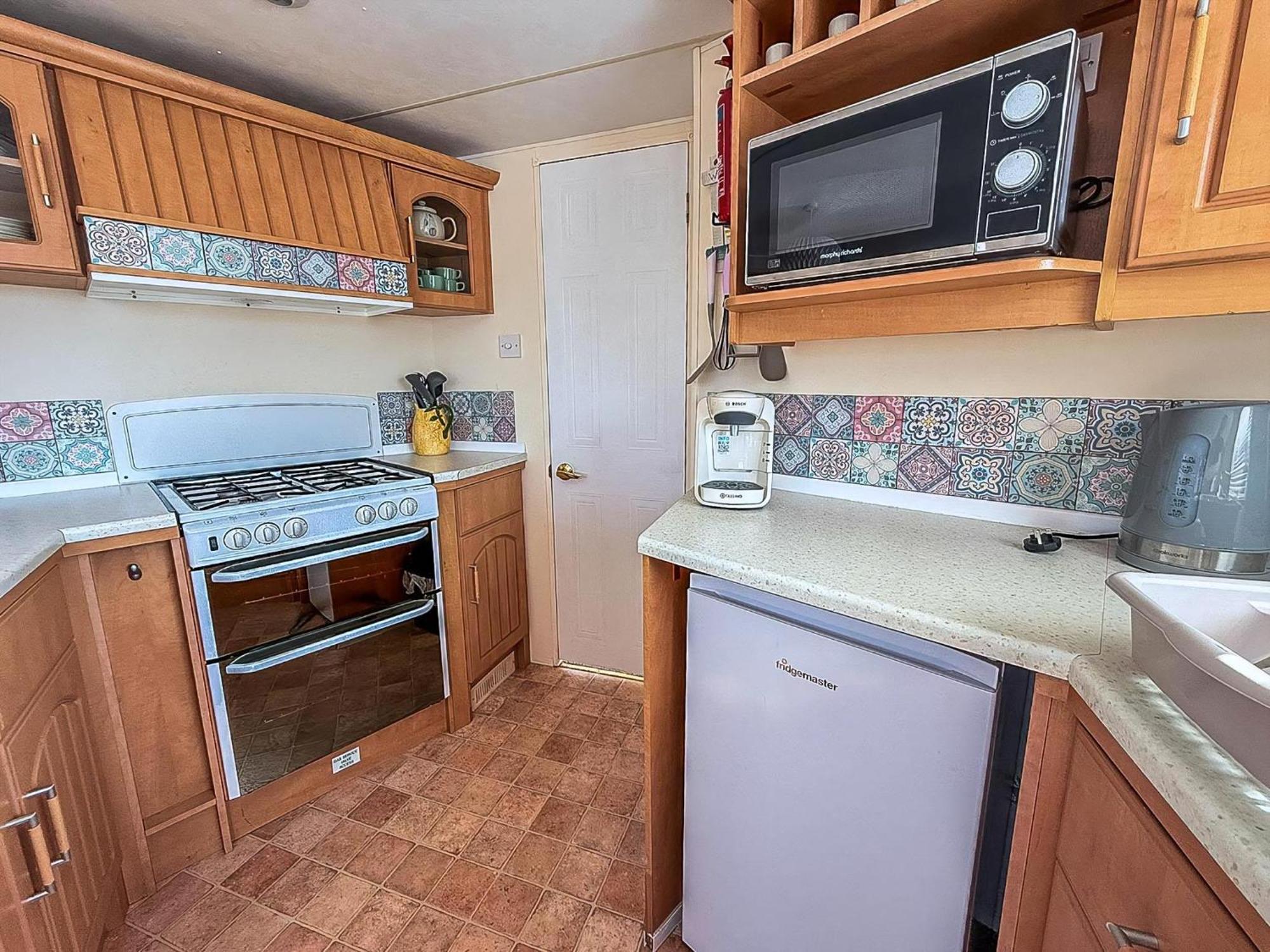 Caravan With Decking At Manor Park, Nearby Ref 23013c Campsite