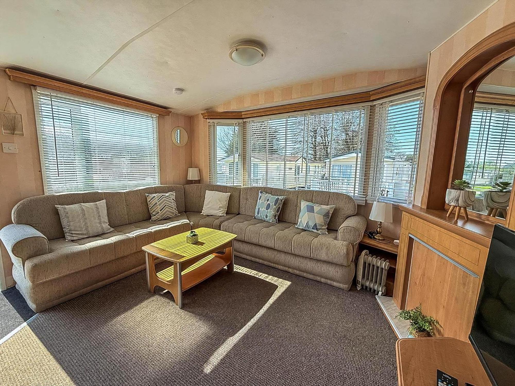 Caravan With Decking At Manor Park, Nearby Ref 23013c * Hunstanton