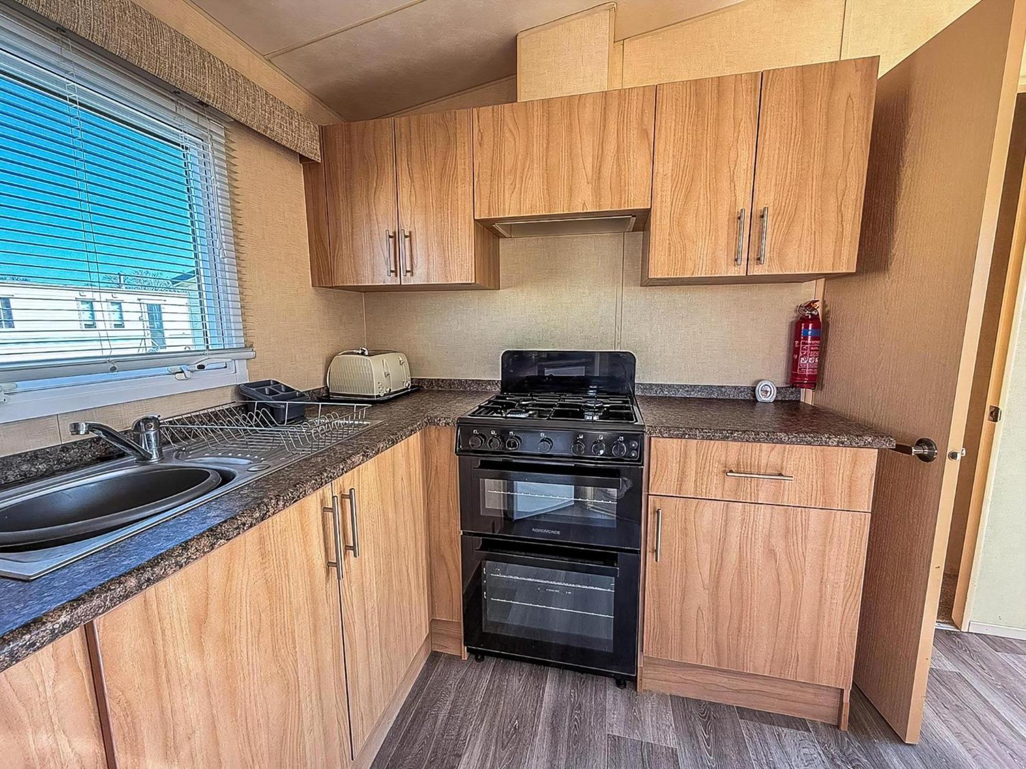 Lovely 6 Berth Caravan Nearby In Norfolk Ref 23071t
