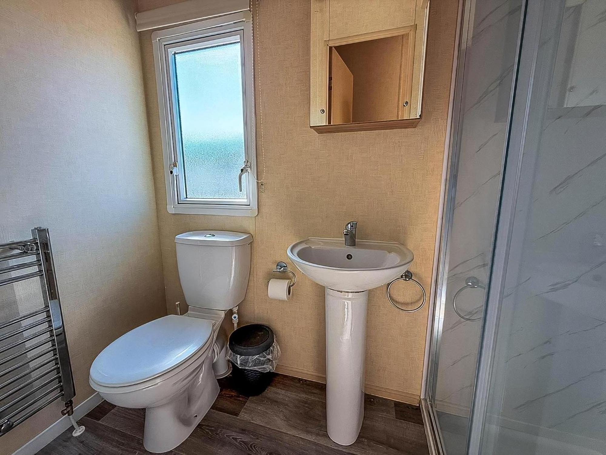 Lovely 6 Berth Caravan Nearby In Norfolk Ref 23071t *