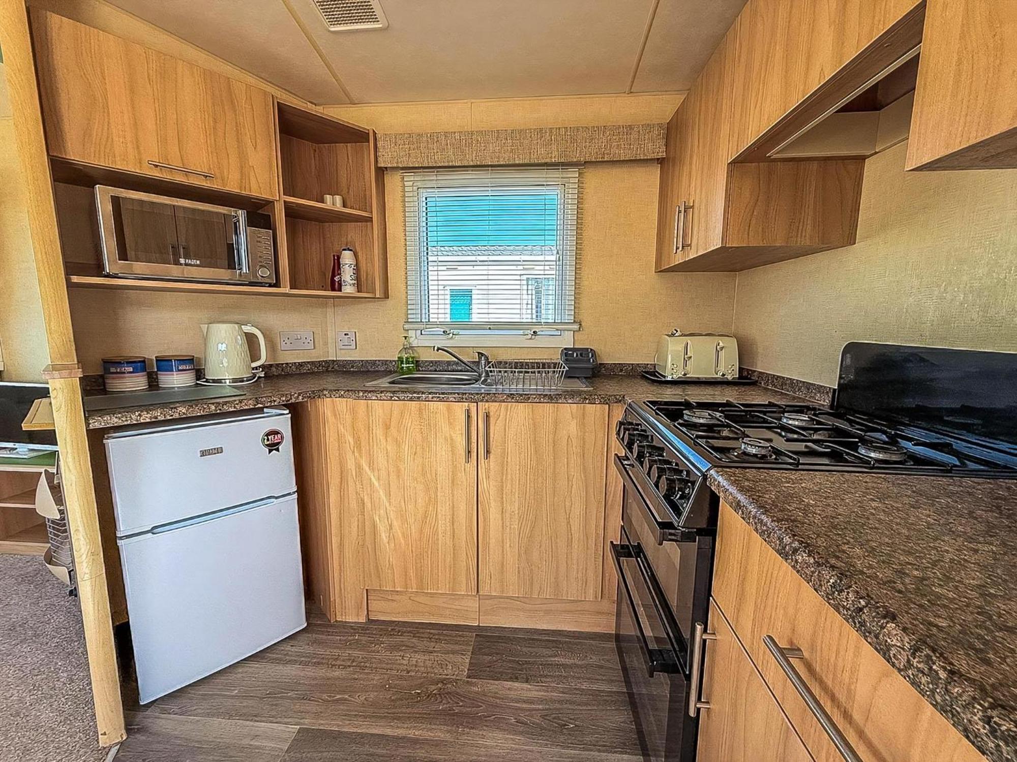 Campsite Lovely 6 Berth Caravan Nearby In Norfolk Ref 23071t *