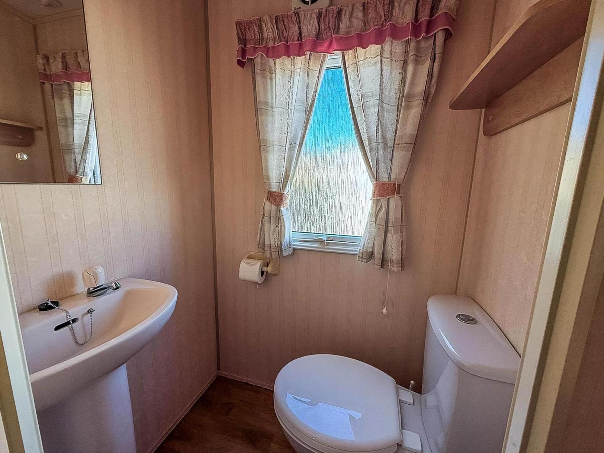6 Berth Caravan In Hunstanton, Ideal For Seaside Holidays Ref 13004l *