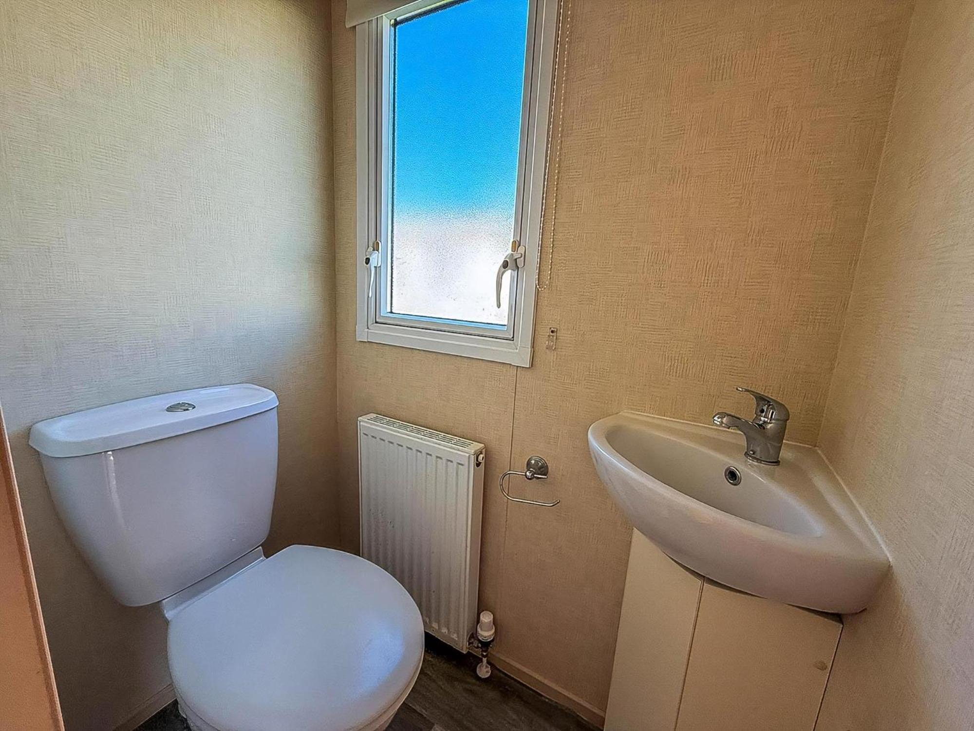Lovely 6 Berth Caravan Nearby In Norfolk Ref 23071t Hunstanton