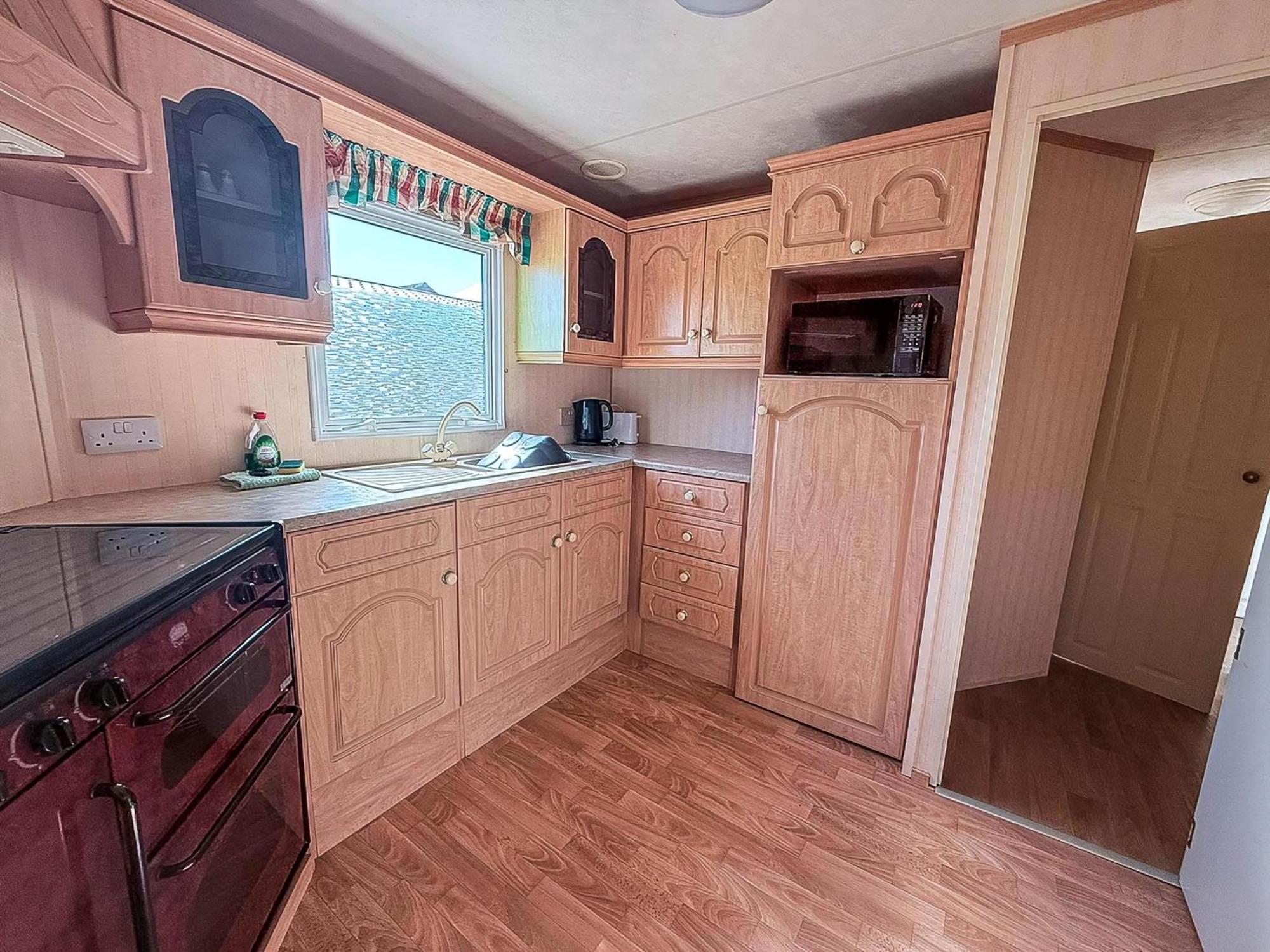 6 Berth Caravan In Hunstanton, Ideal For Seaside Holidays Ref 13004l