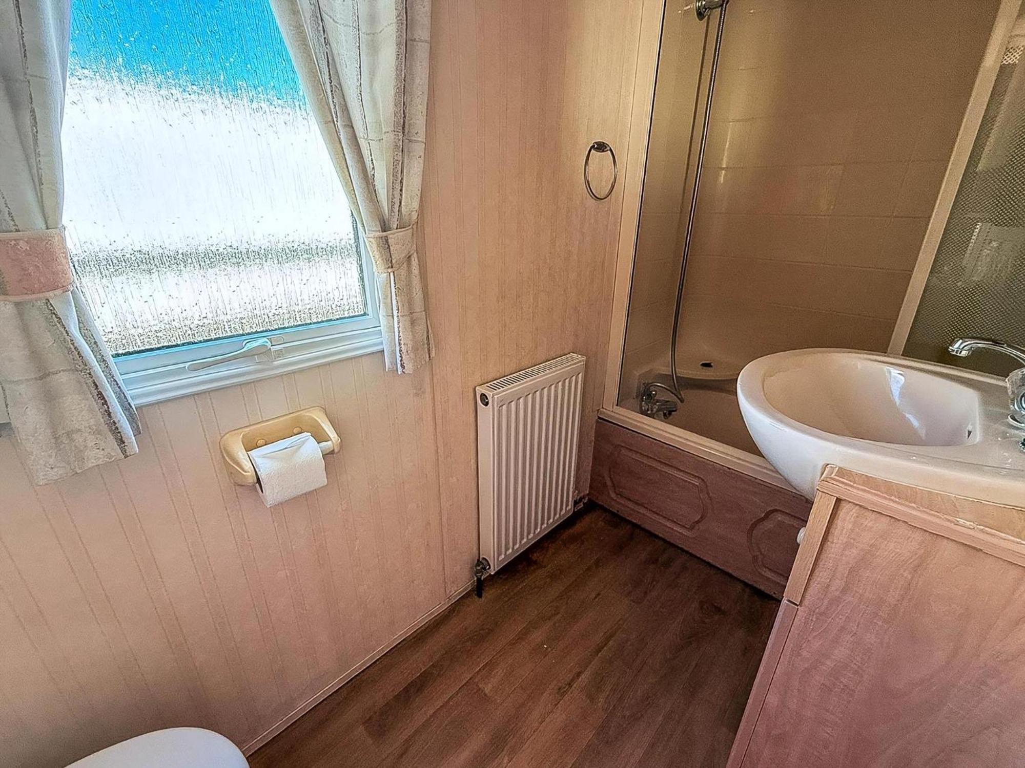 Campsite 6 Berth Caravan In Hunstanton, Ideal For Seaside Holidays Ref 13004l